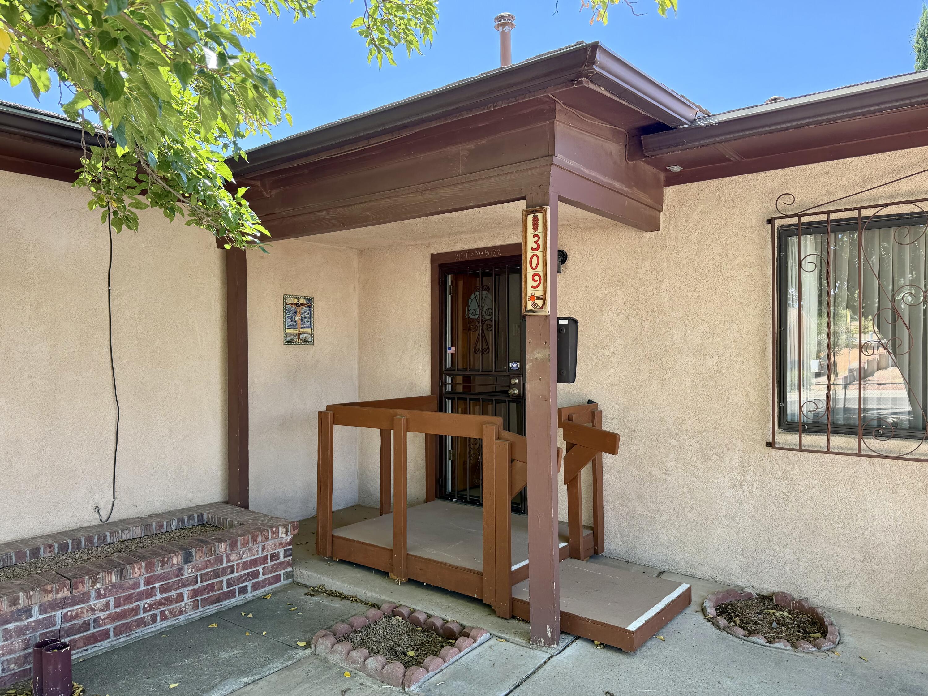 Photo 19 — 309 Estancia Drive NW
