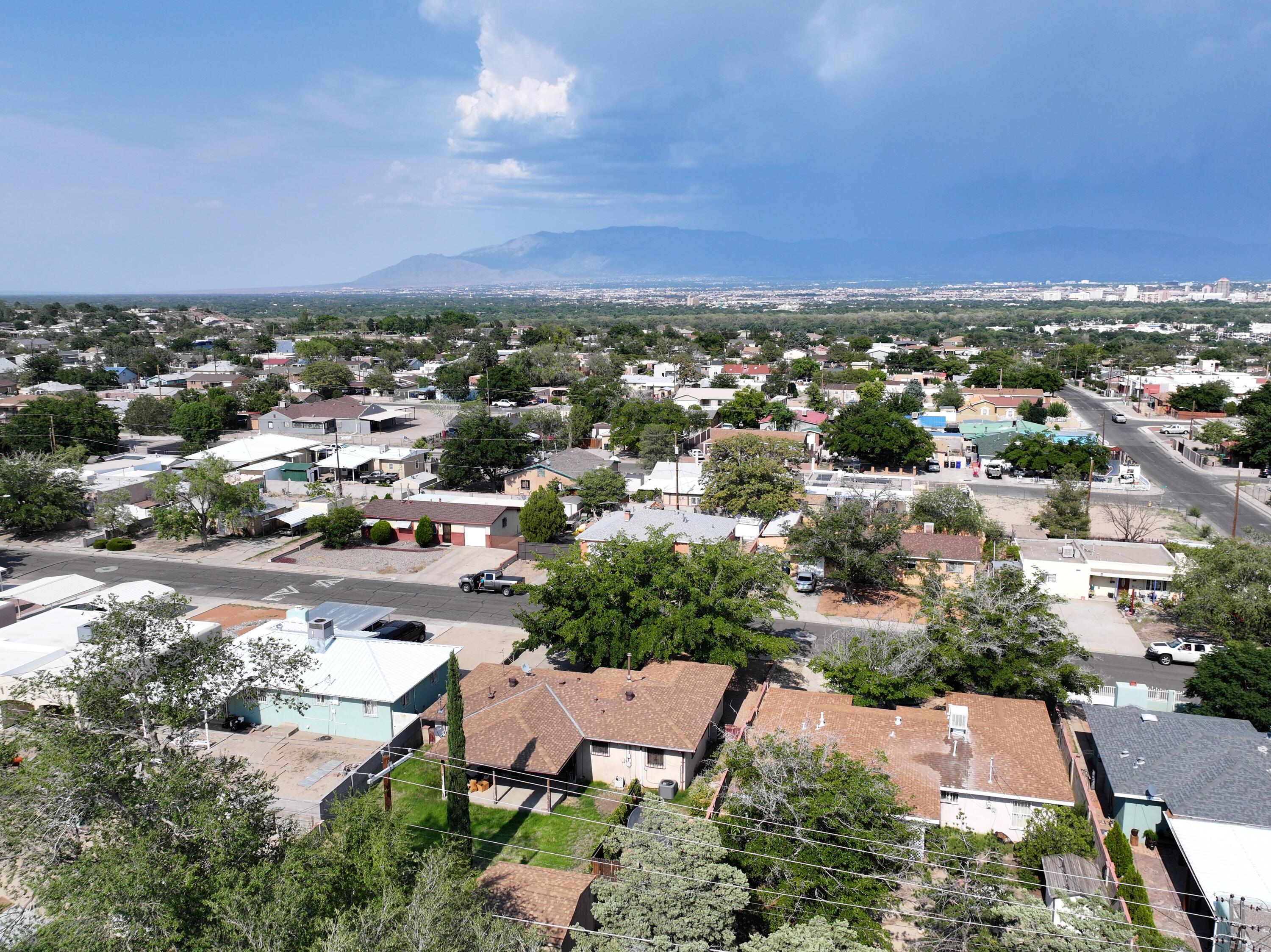Photo 18 — 309 Estancia Drive NW