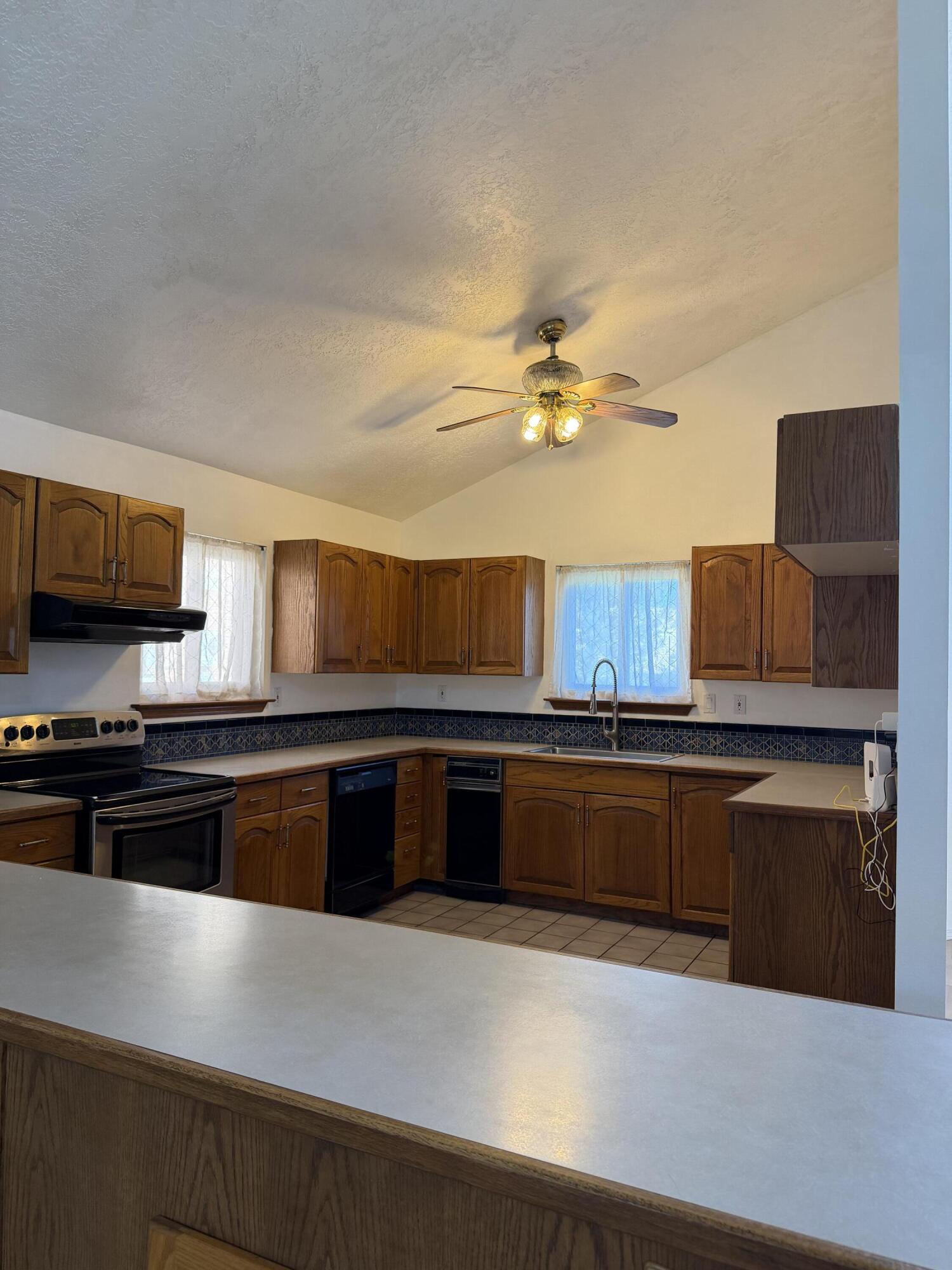 Photo 5 — 7561 Richmond Hill Road NW