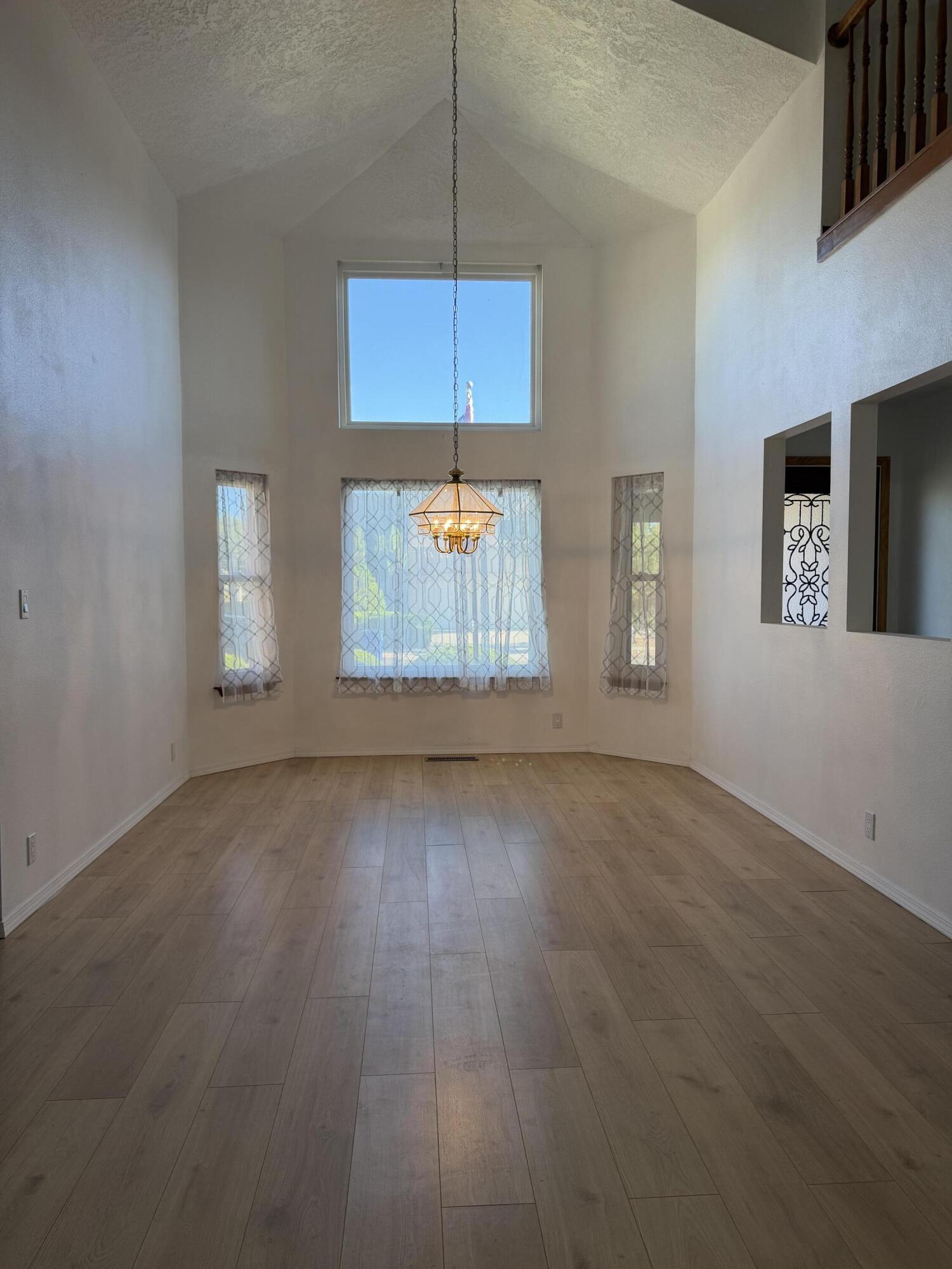 Photo 6 — 7561 Richmond Hill Road NW
