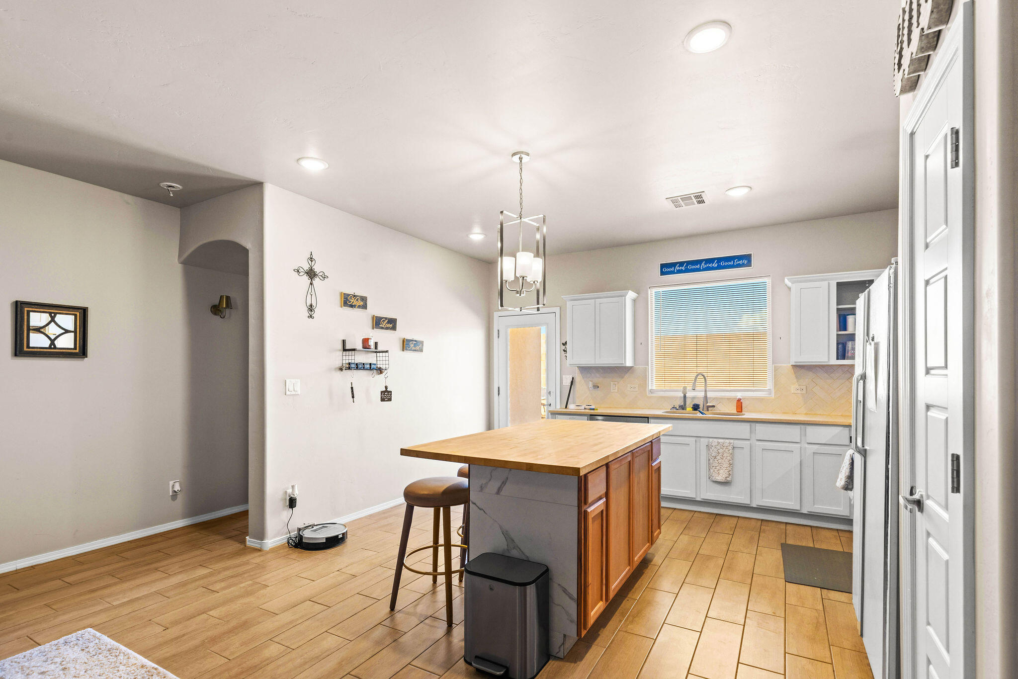 Photo 3 — 2831 Cambridge Avenue NE