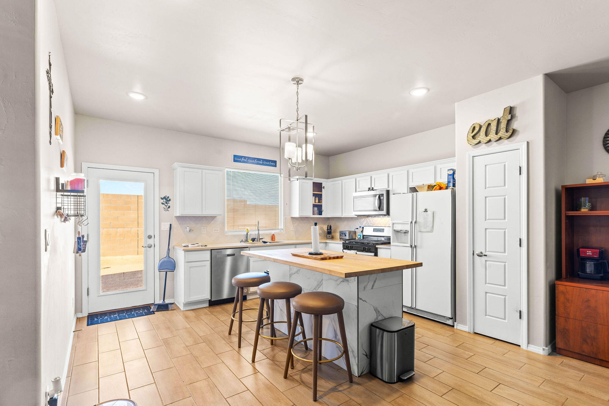 Photo 2 — 2831 Cambridge Avenue NE