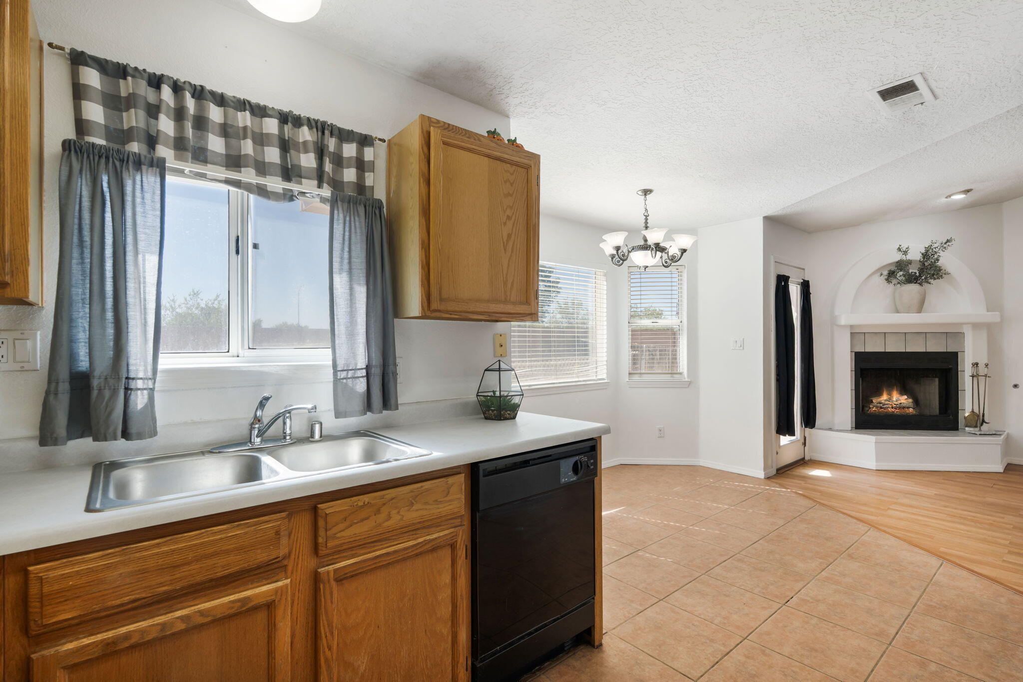 Photo 2 — 1412 Desert Bloom Avenue NW