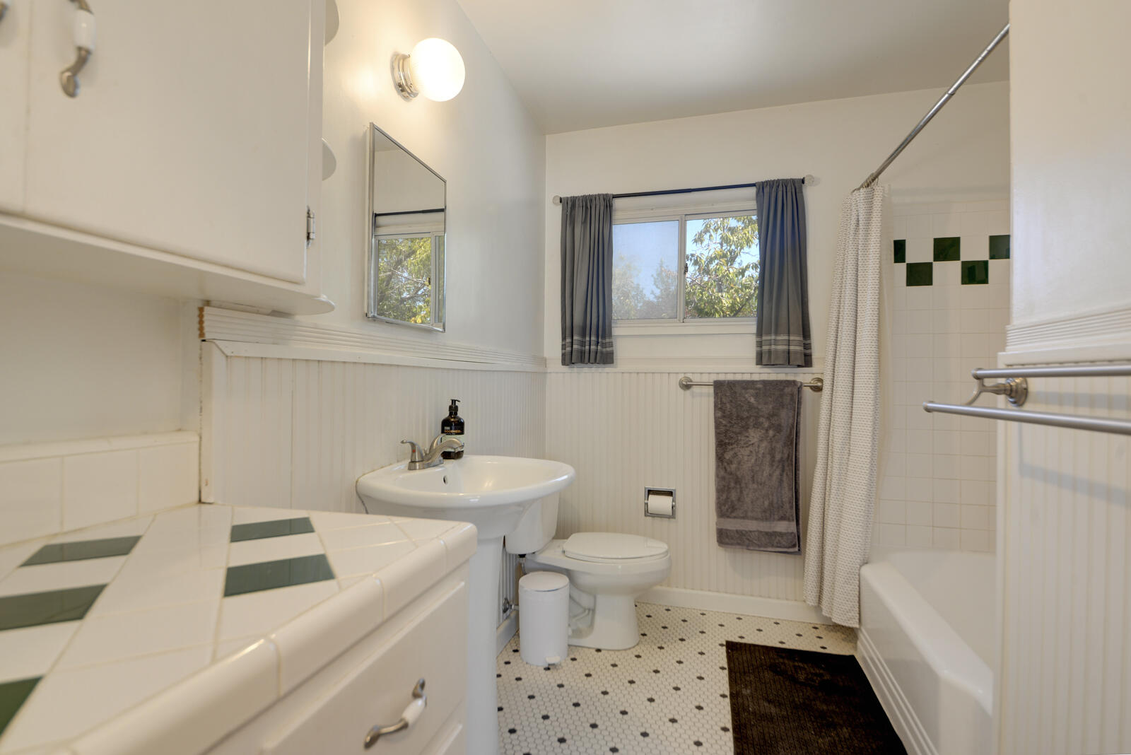 Photo 17 — 432 Montclaire Drive SE
