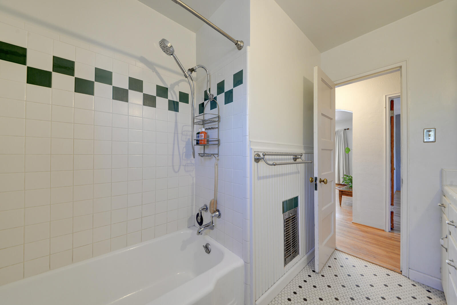 Photo 16 — 432 Montclaire Drive SE