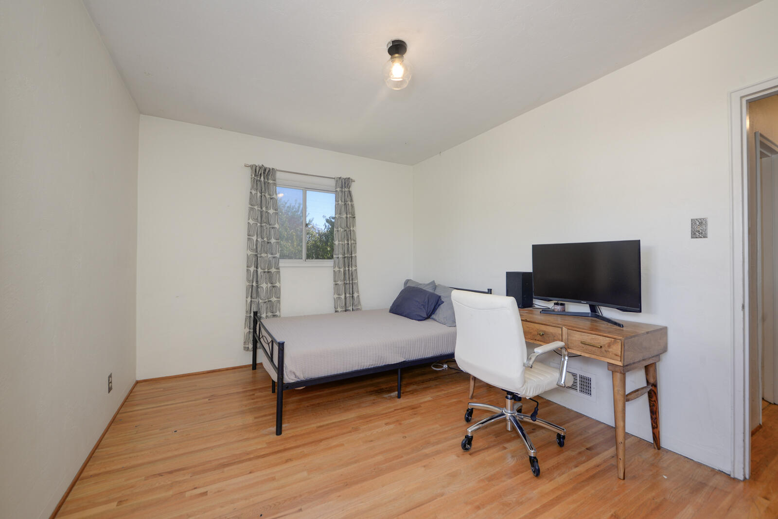 Photo 14 — 432 Montclaire Drive SE