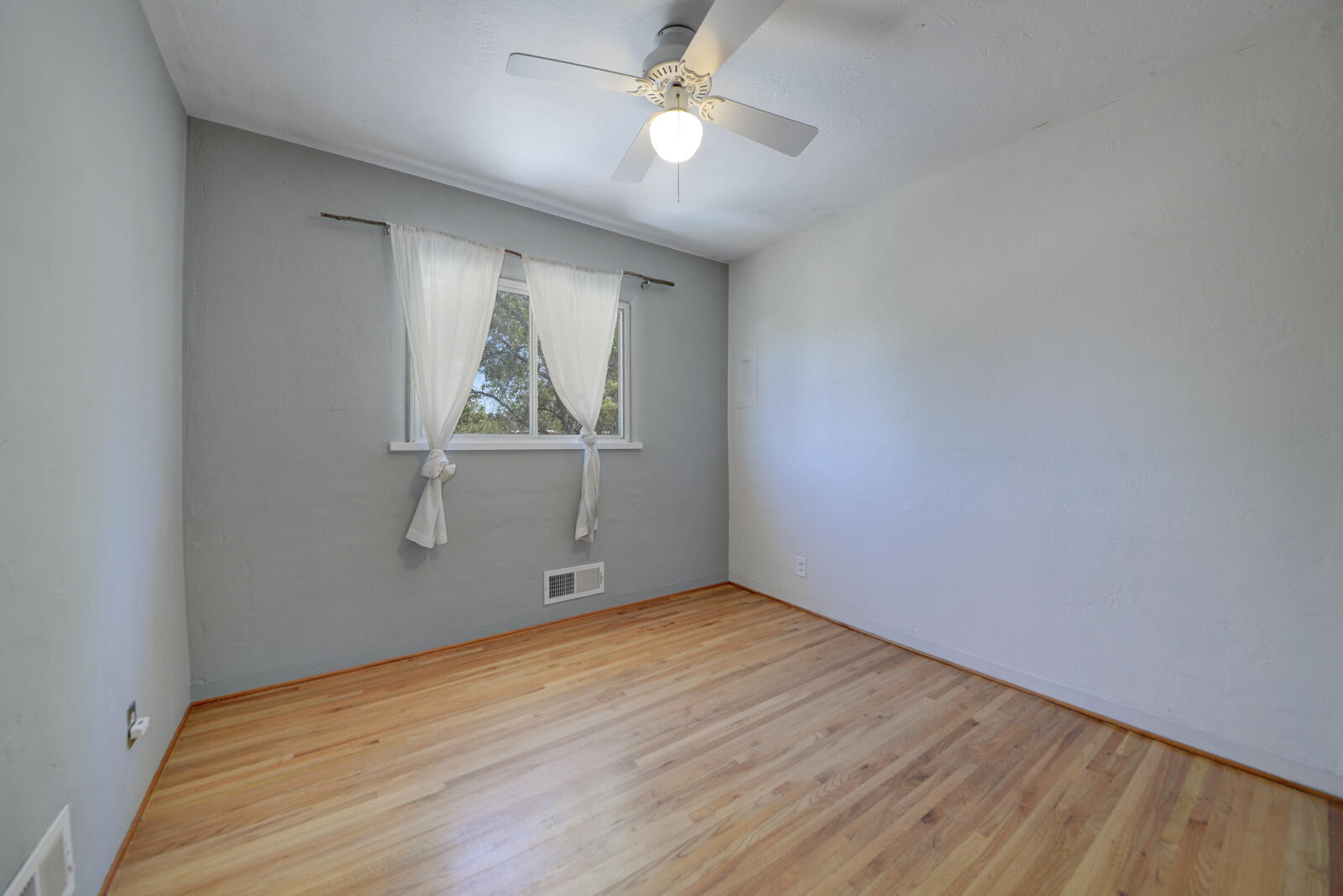 Photo 13 — 432 Montclaire Drive SE
