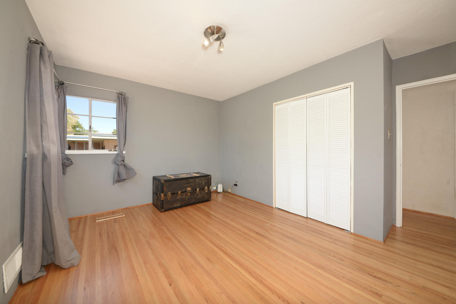 Photo 12 — 432 Montclaire Drive SE