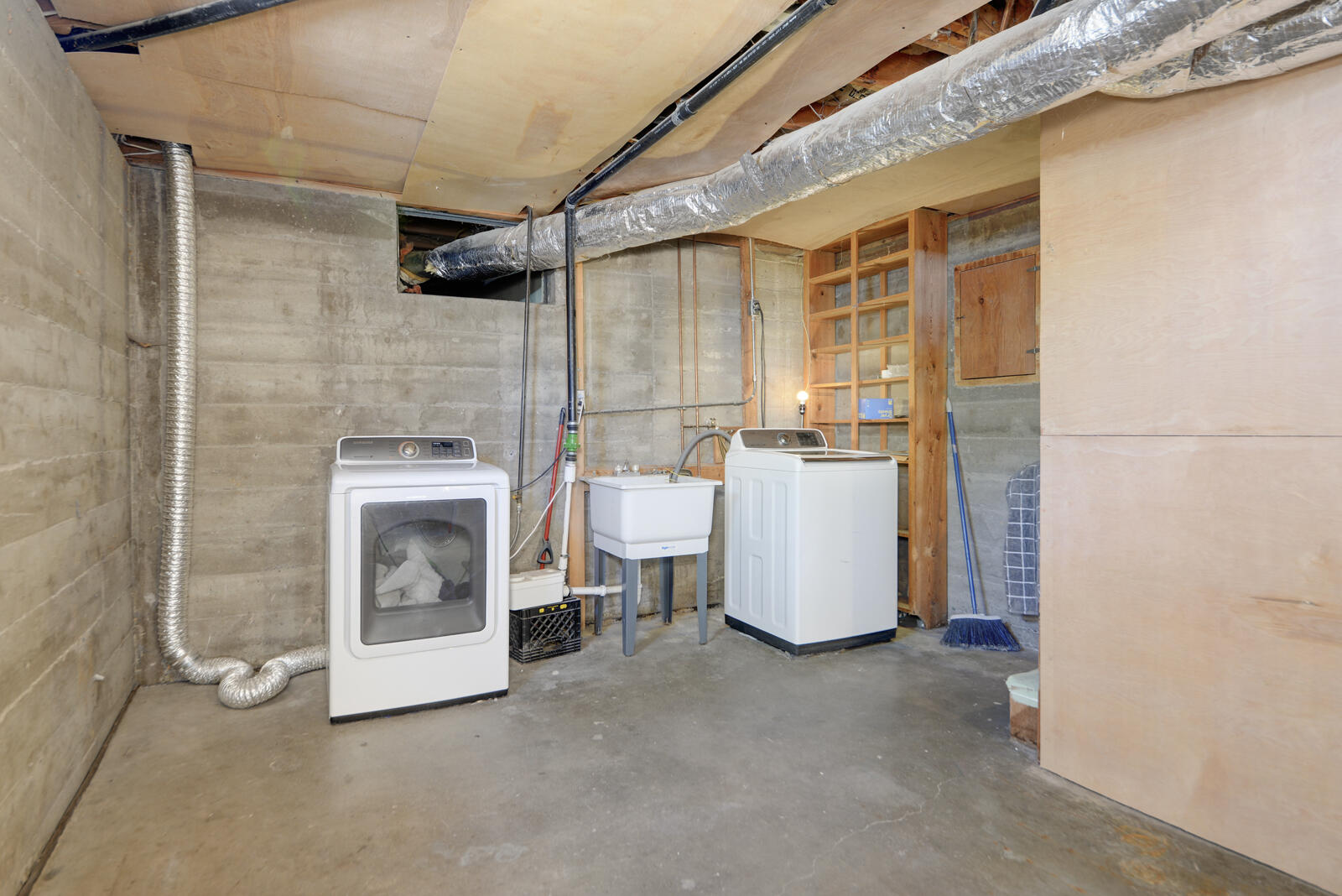 Photo 10 — 432 Montclaire Drive SE