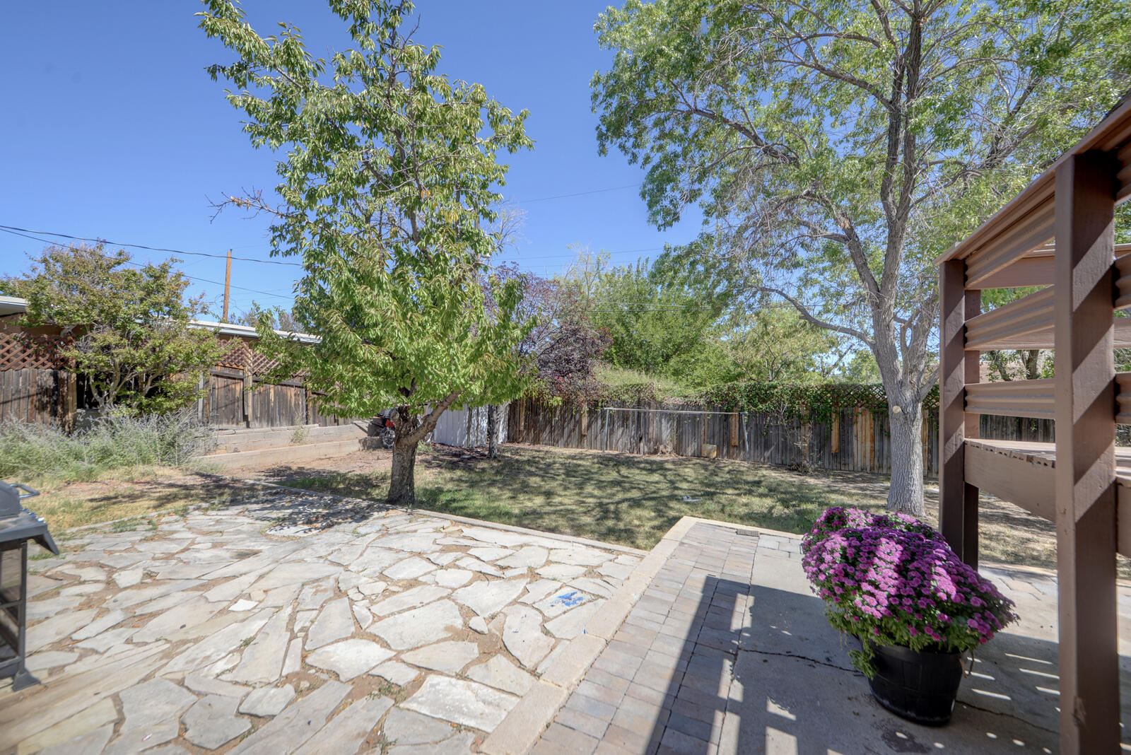 Photo 8 — 432 Montclaire Drive SE