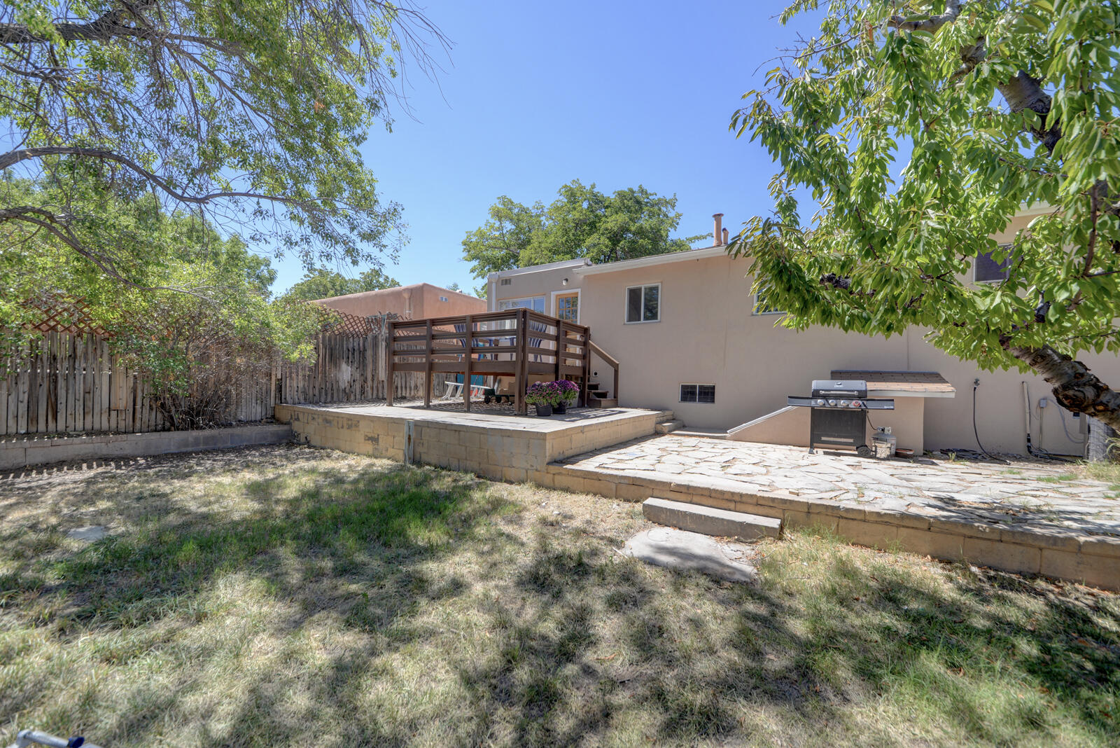 Photo 5 — 432 Montclaire Drive SE