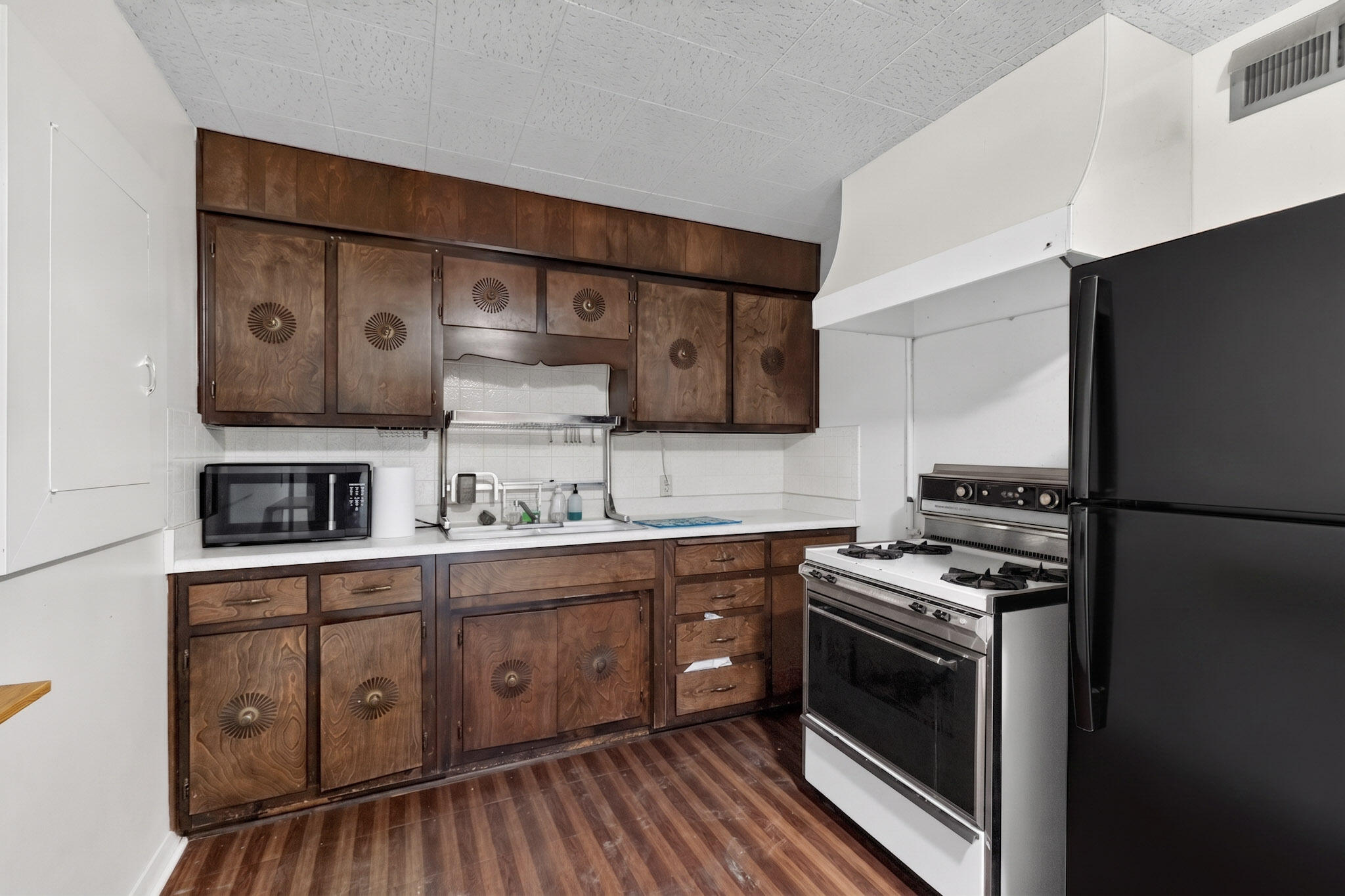 Photo 7 — 2837 San Mateo Boulevard NE
