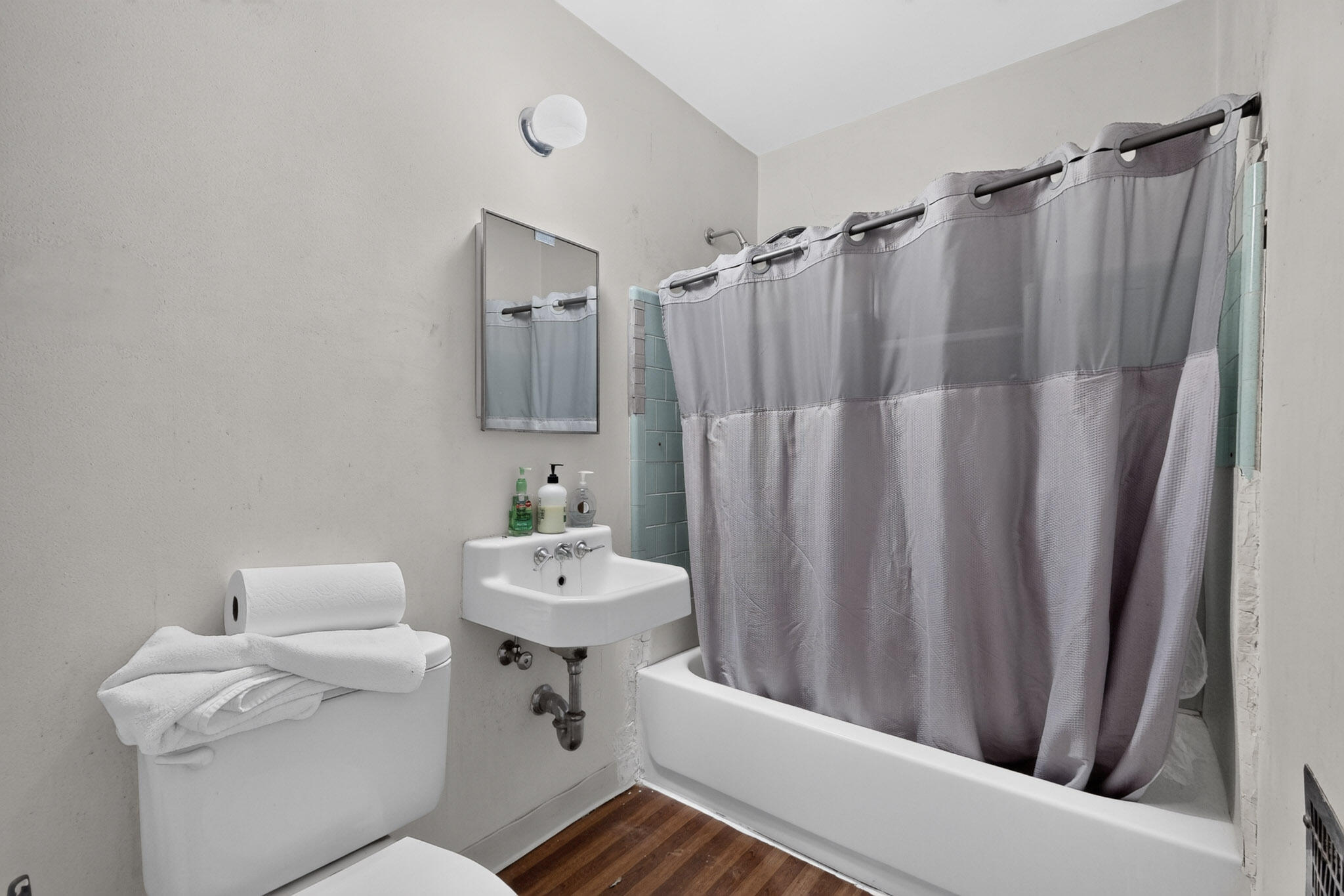Photo 6 — 2837 San Mateo Boulevard NE