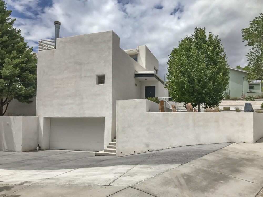 Photo 2 — 409 Ridge Place NE