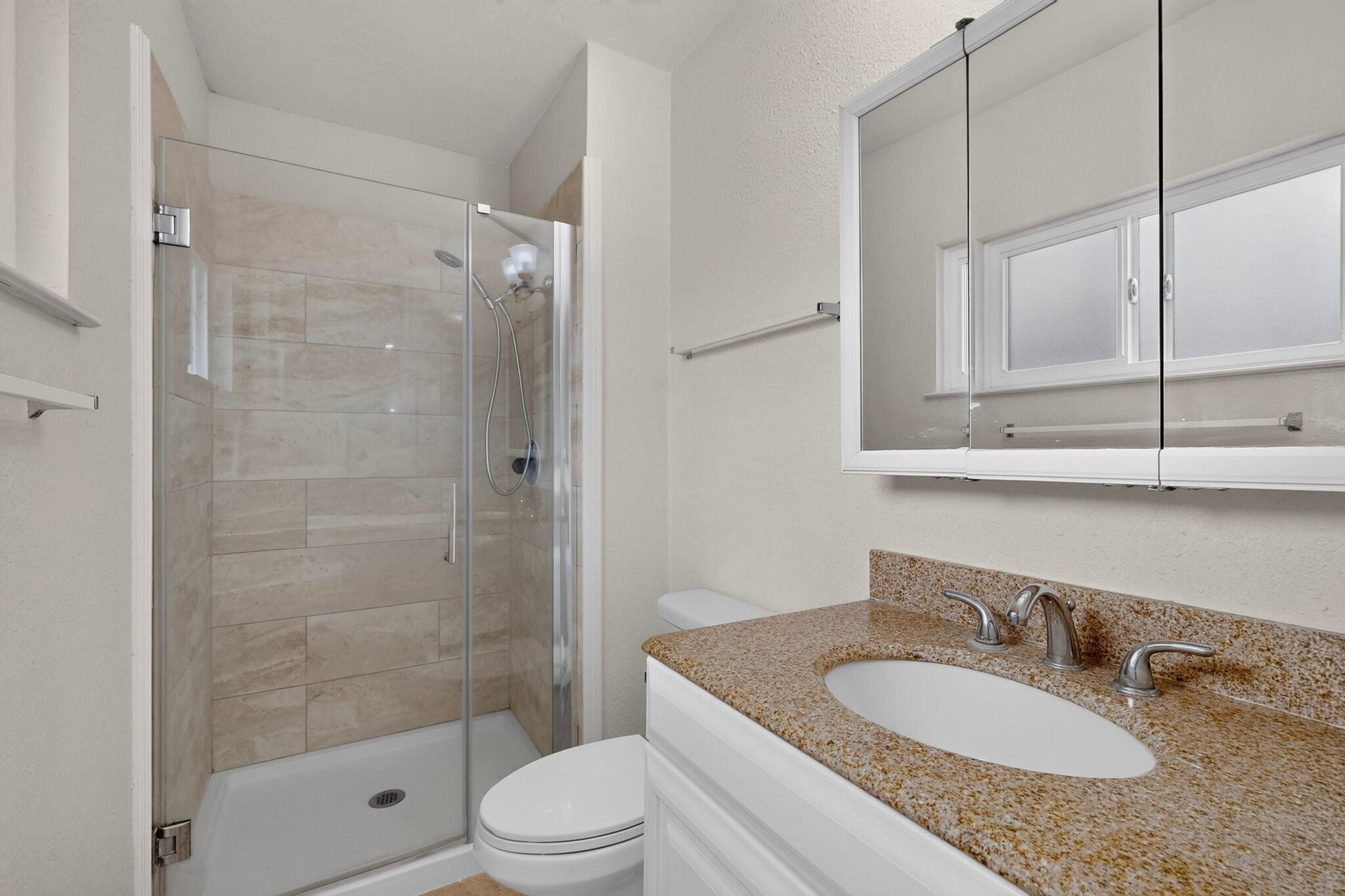 Photo 20 — 8121 Irwin Street NE