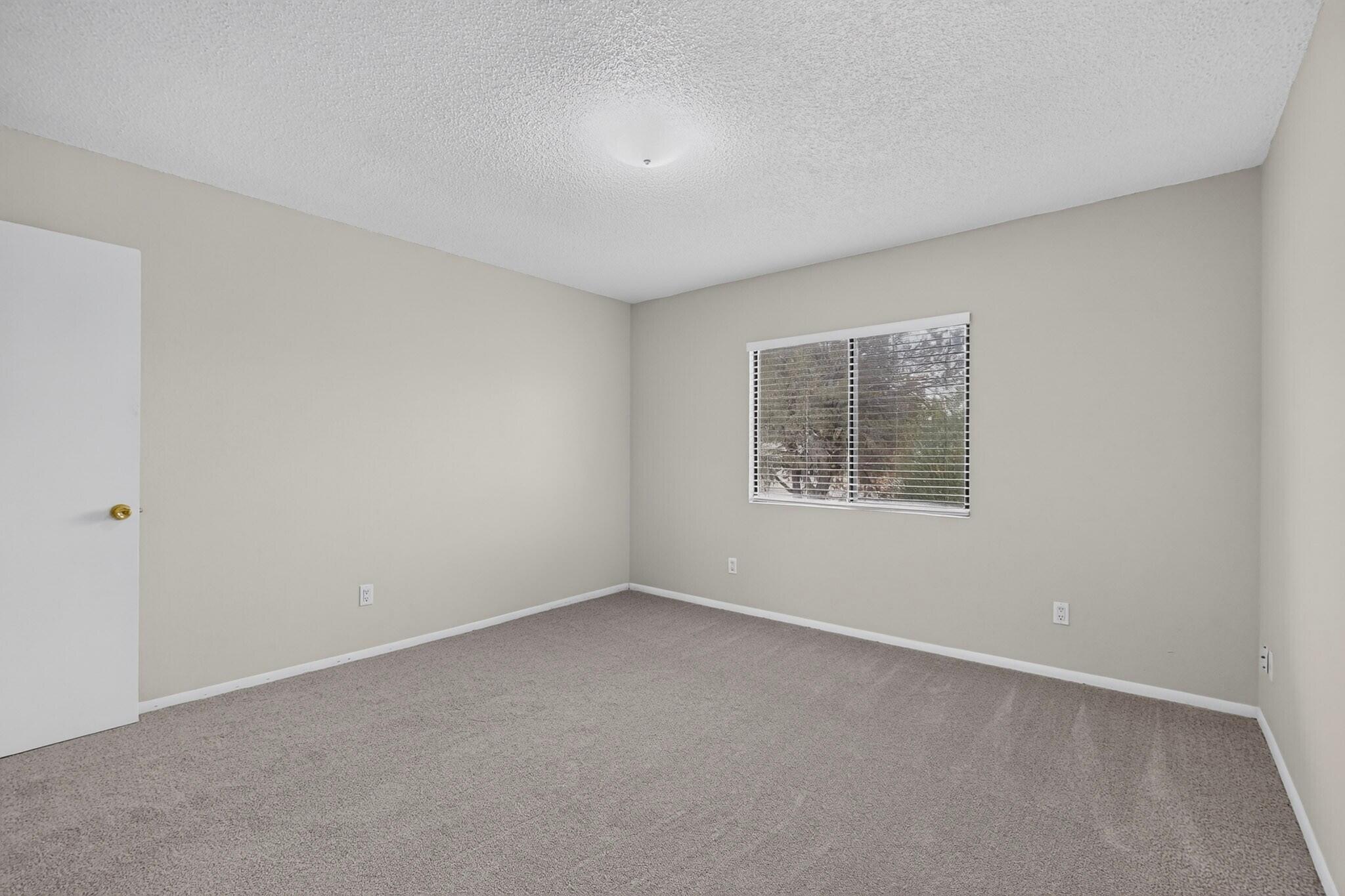 Photo 18 — 8121 Irwin Street NE