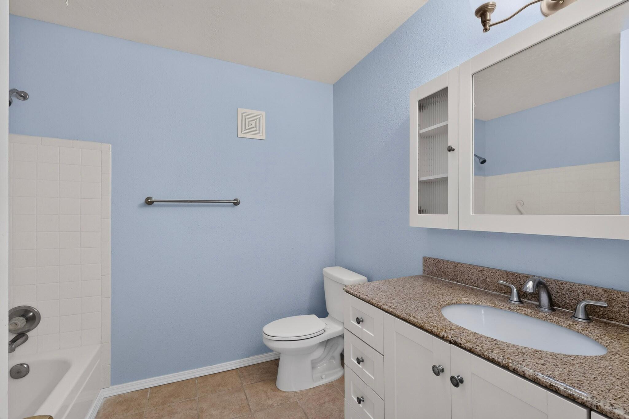 Photo 16 — 8121 Irwin Street NE