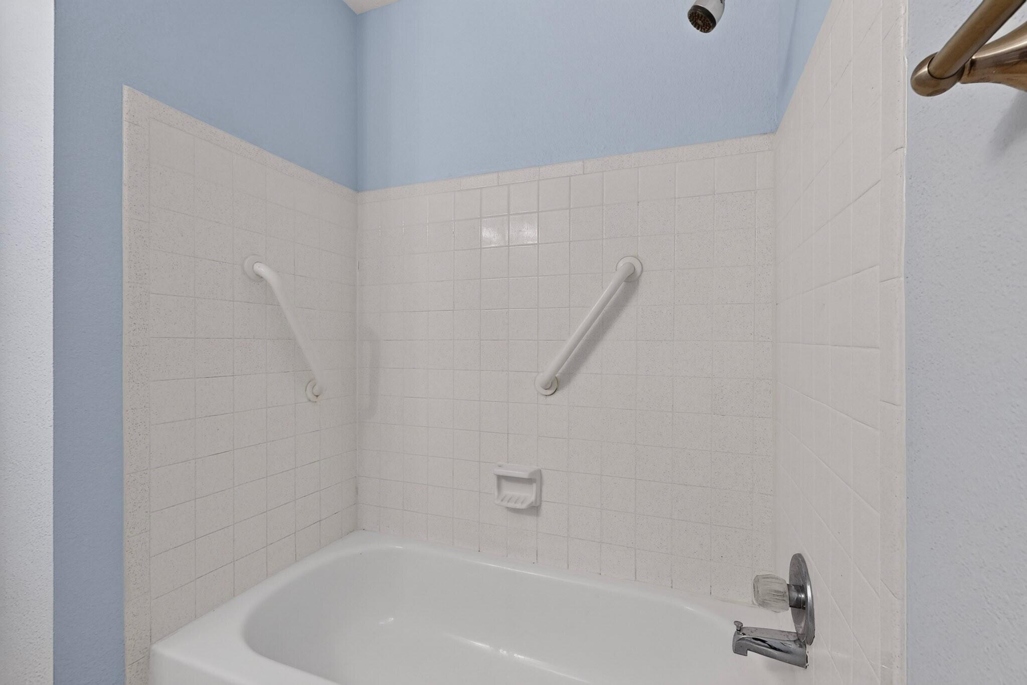 Photo 14 — 8121 Irwin Street NE