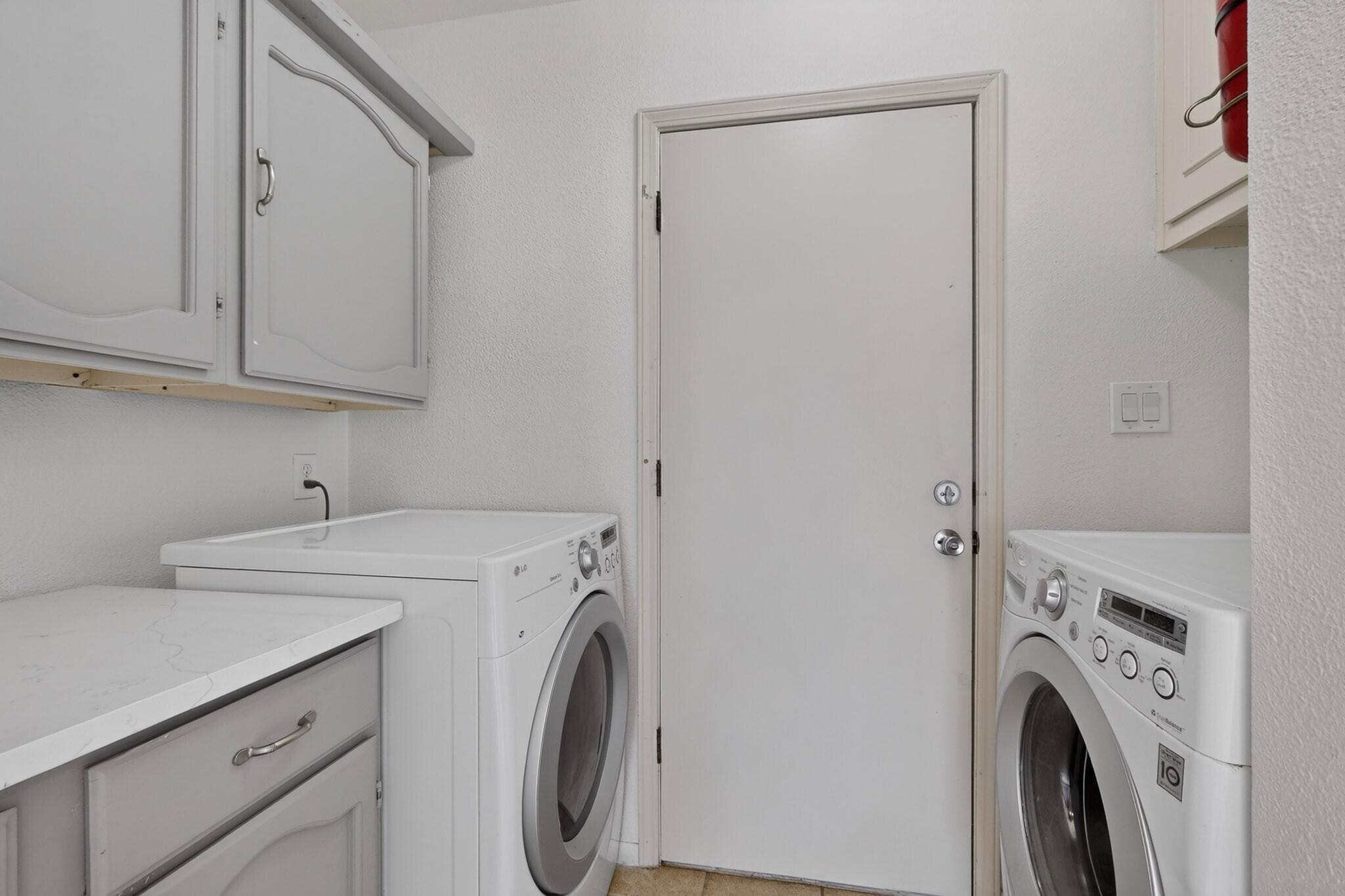 Photo 11 — 8121 Irwin Street NE