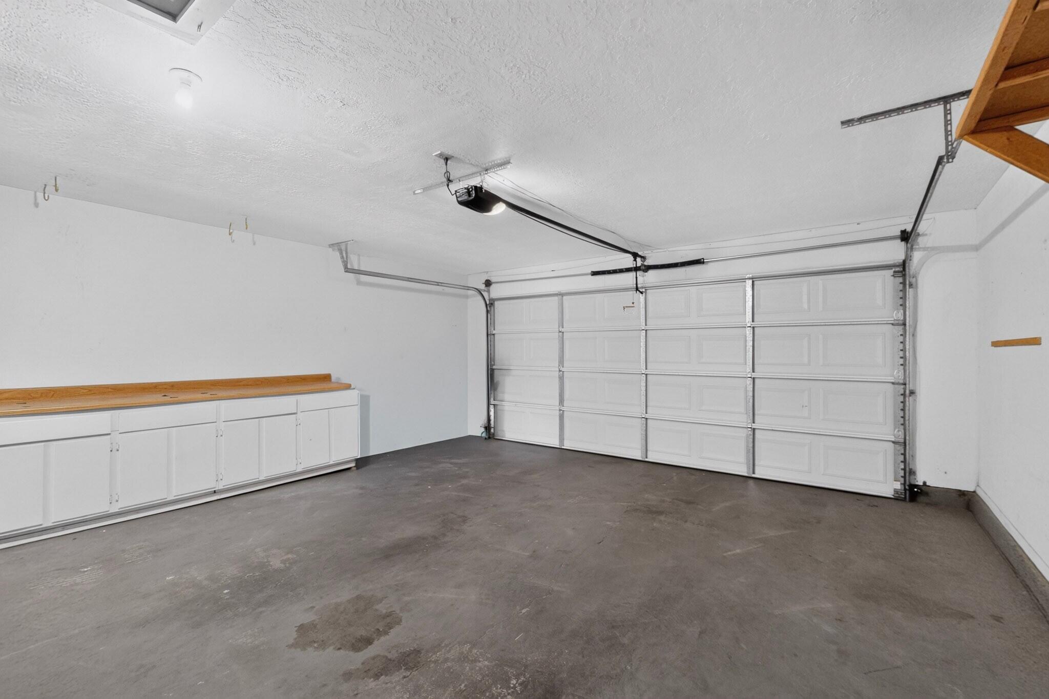 Photo 10 — 8121 Irwin Street NE