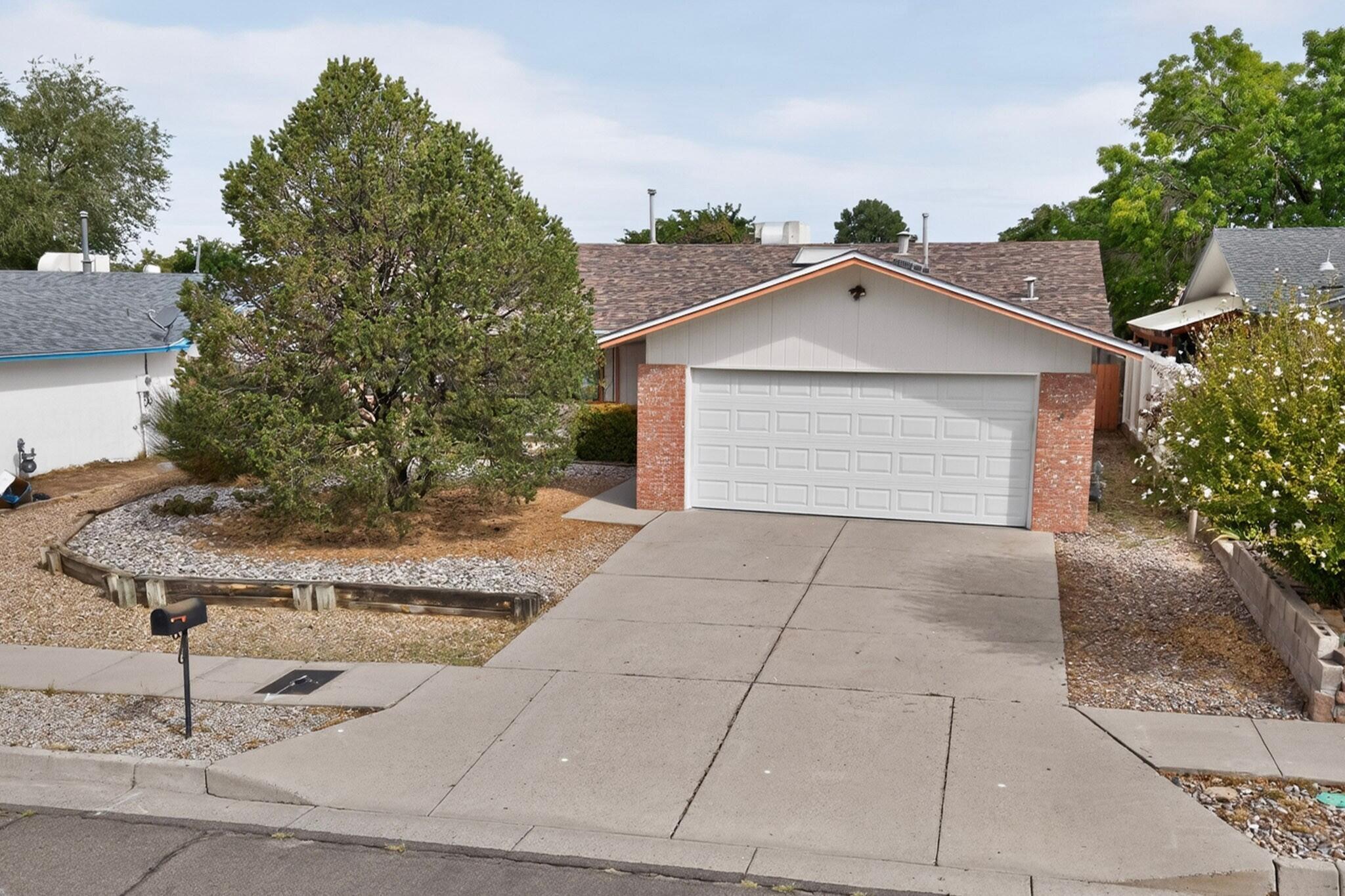 Photo 8 — 8121 Irwin Street NE