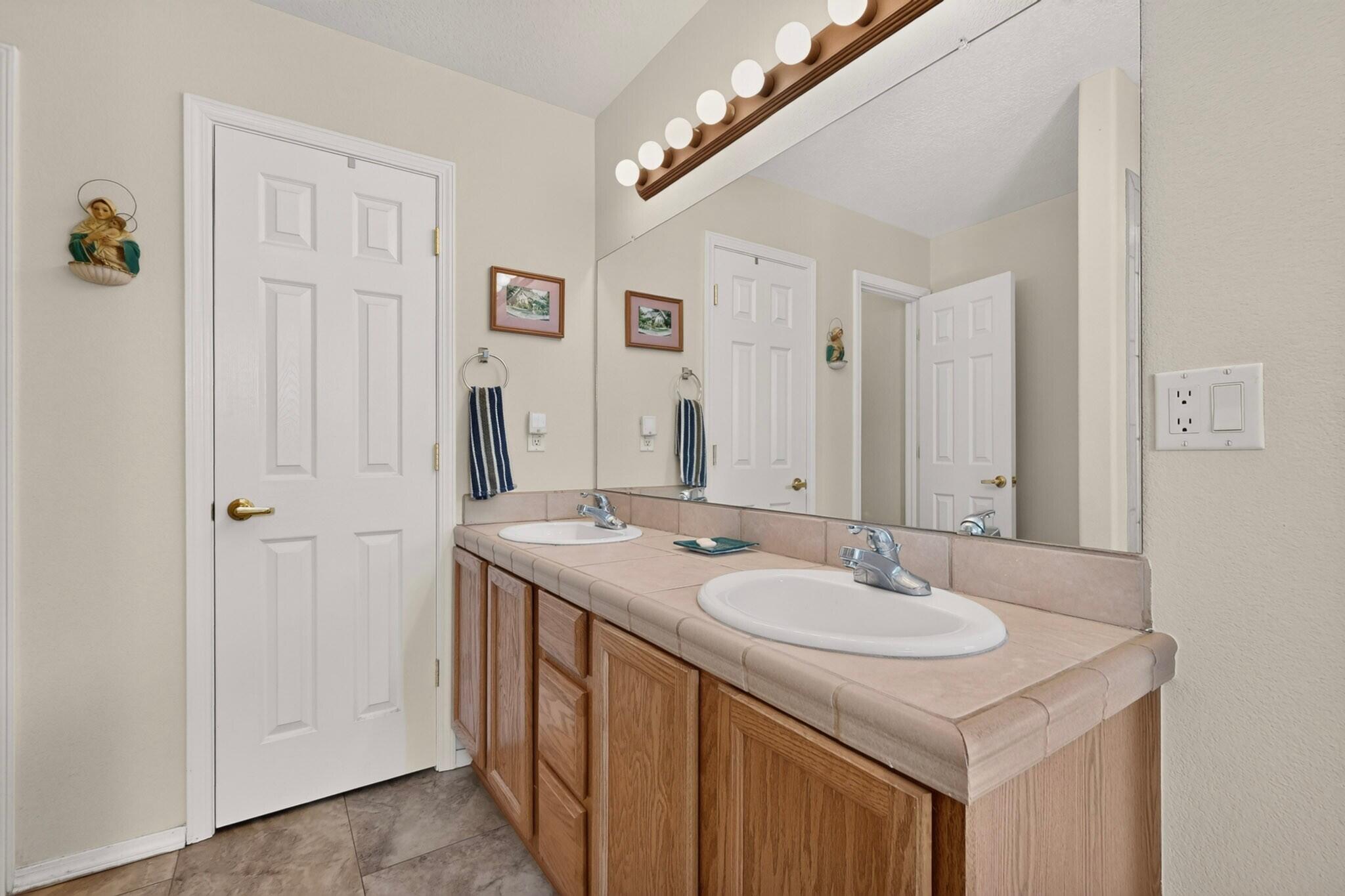 Photo 15 — 6819 Glenturret Way NE