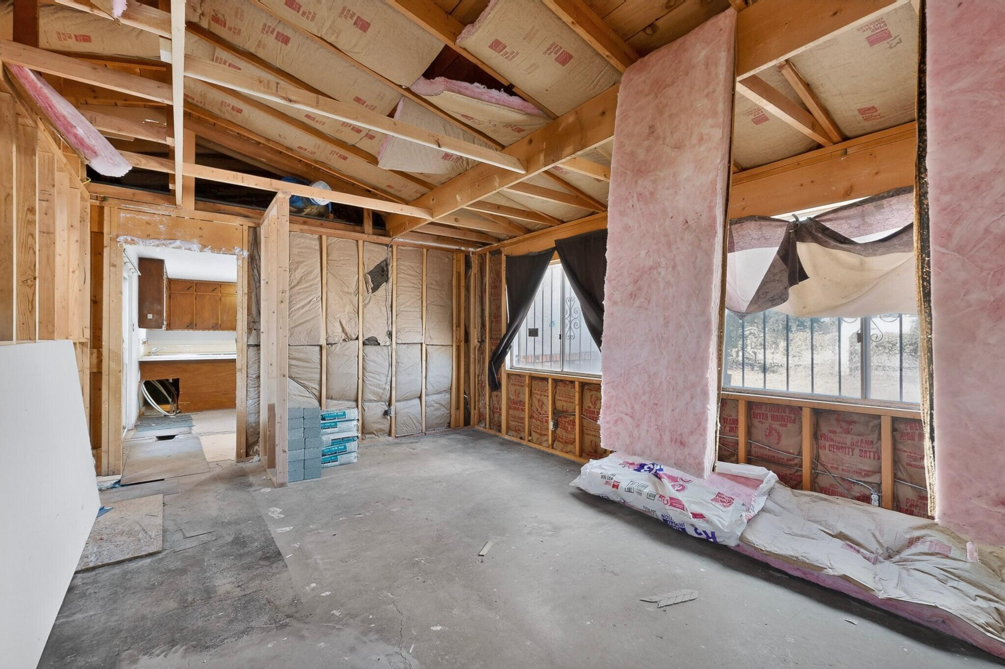 Photo 19 — 2118 Castanada Street SW