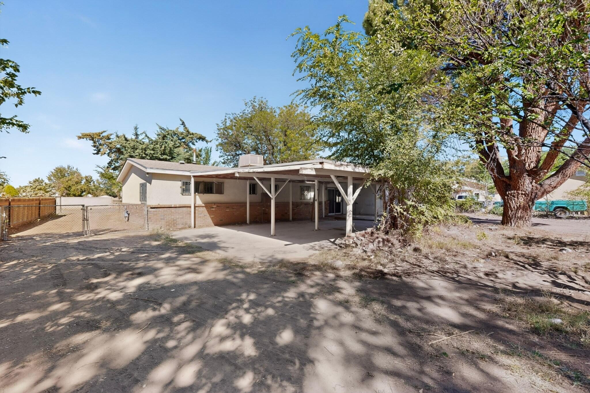 Photo 4 — 2118 Castanada Street SW
