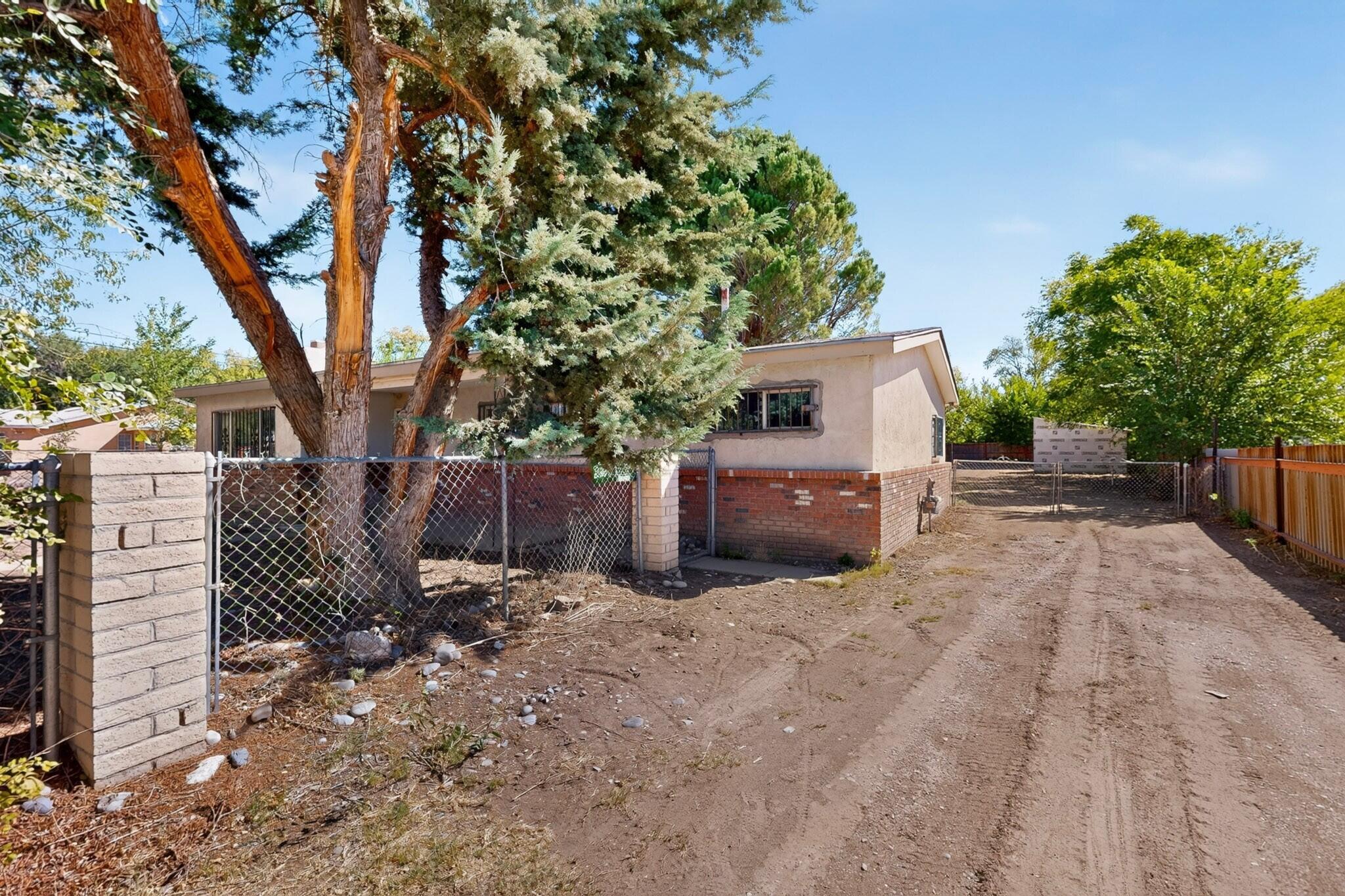 Photo 18 — 2118 Castanada Street SW