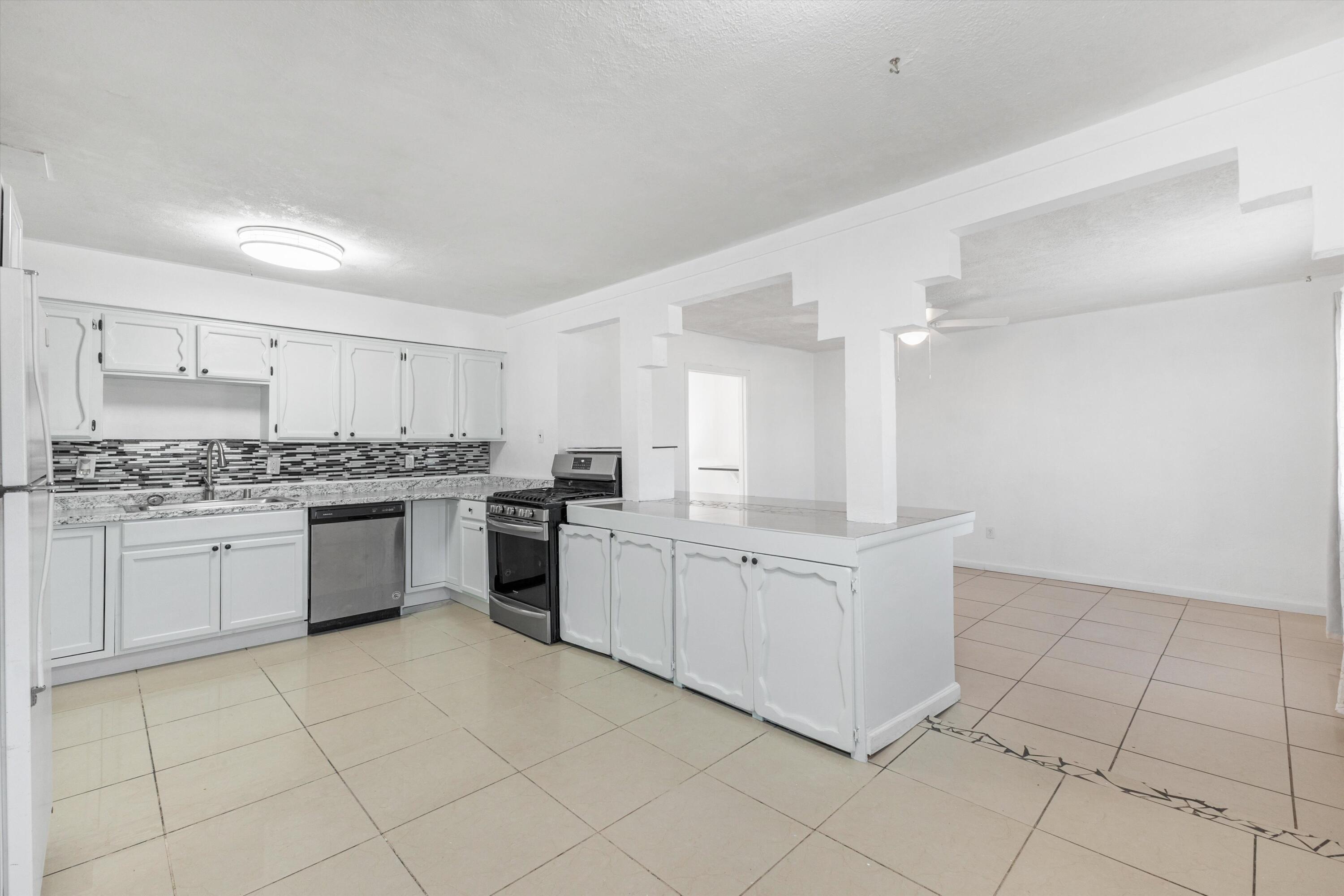 Photo 4 — 3513 Camino Alameda SW
