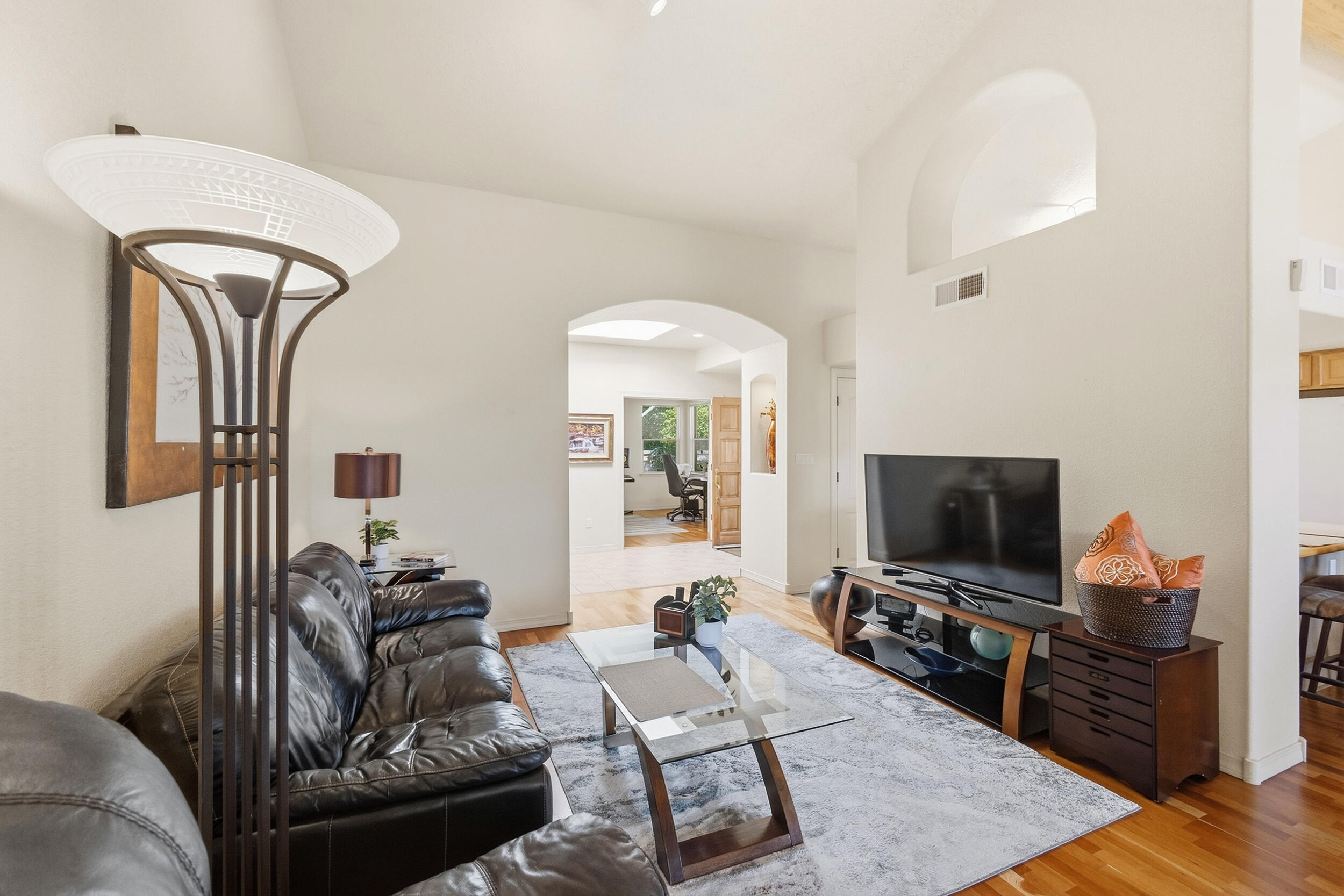 Photo 9 — 4520 Miramar Drive NW