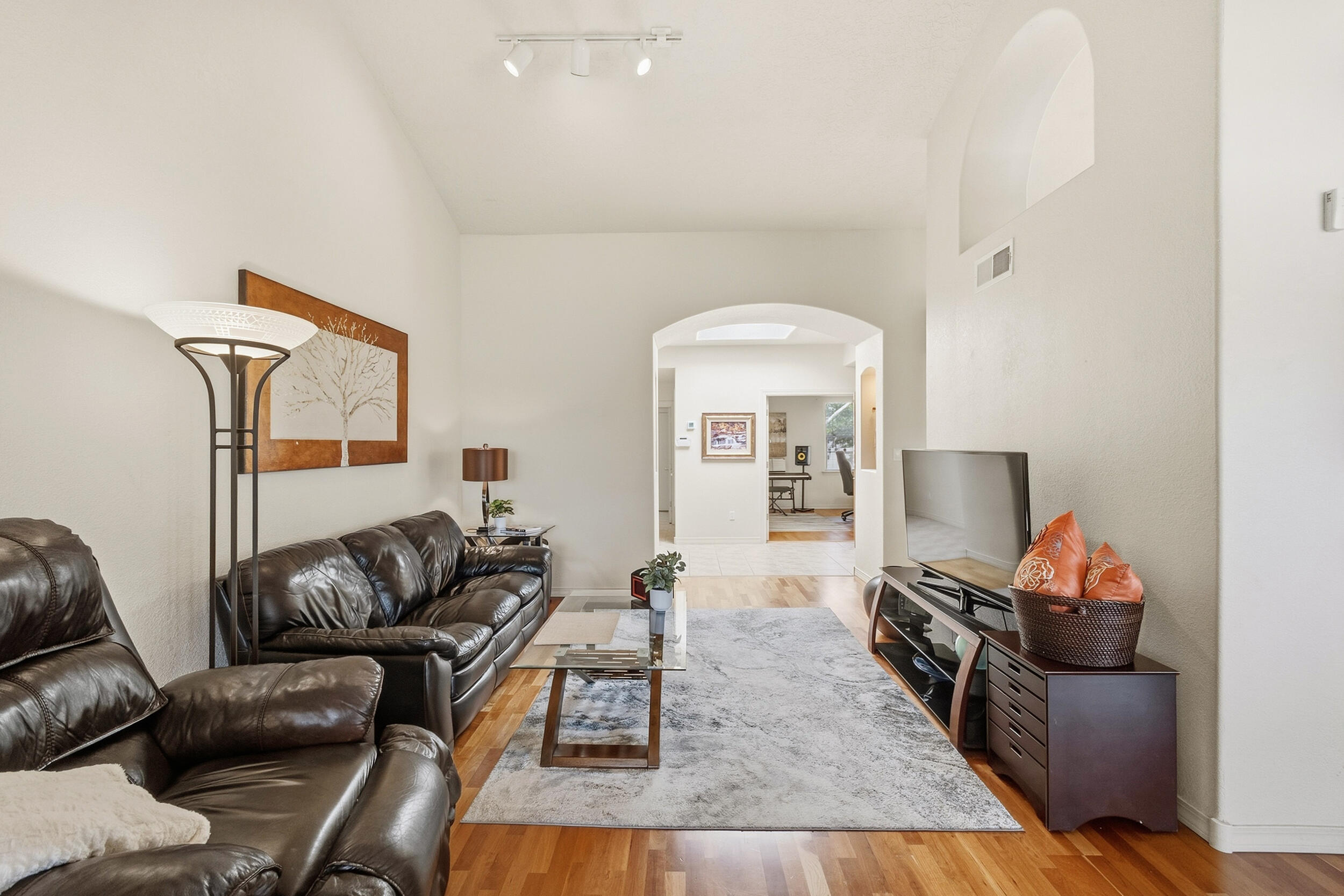 Photo 8 — 4520 Miramar Drive NW