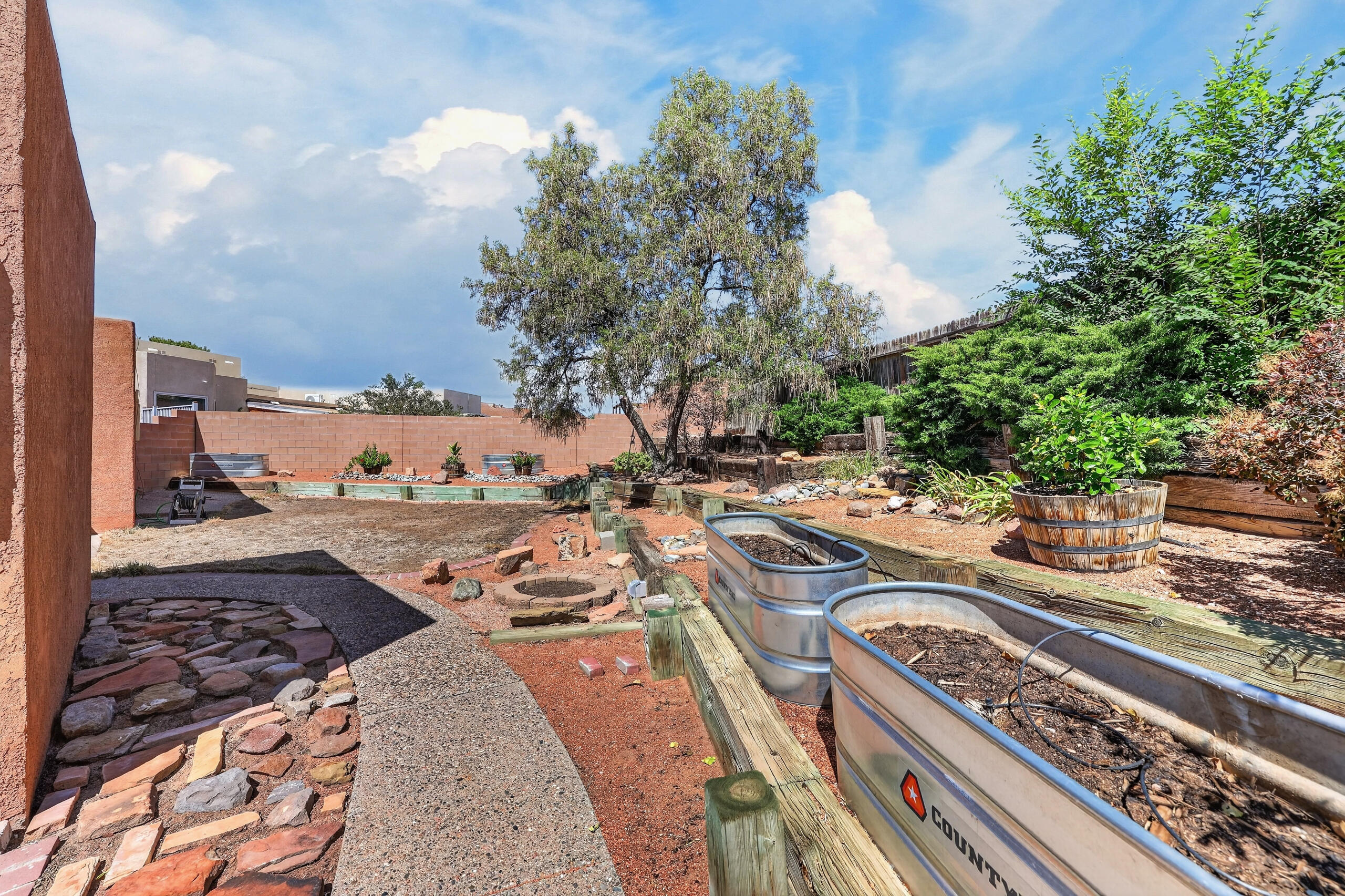 Photo 7 — 916 Player Loop SE
