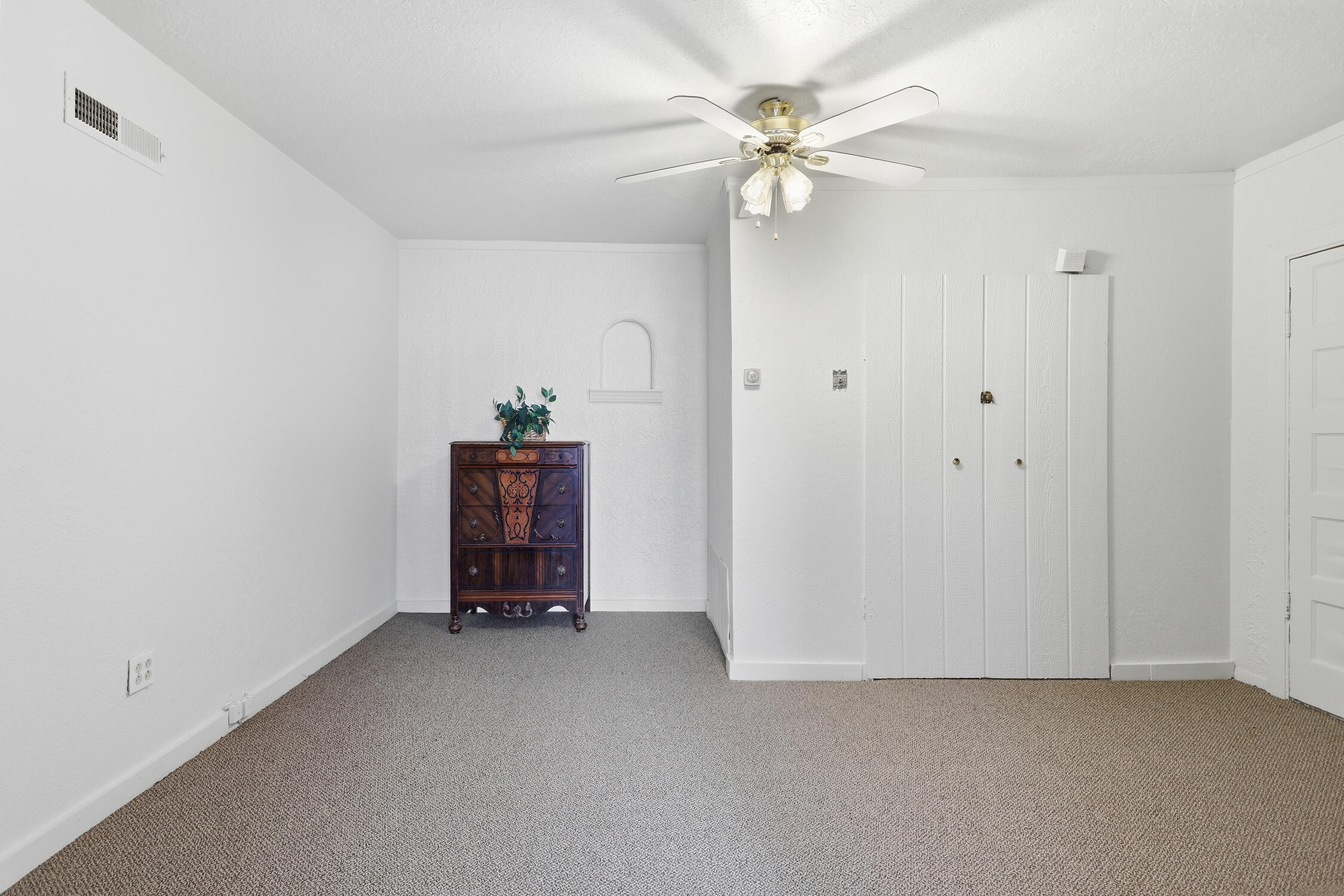 Photo 17 — 9511 4th Street NW