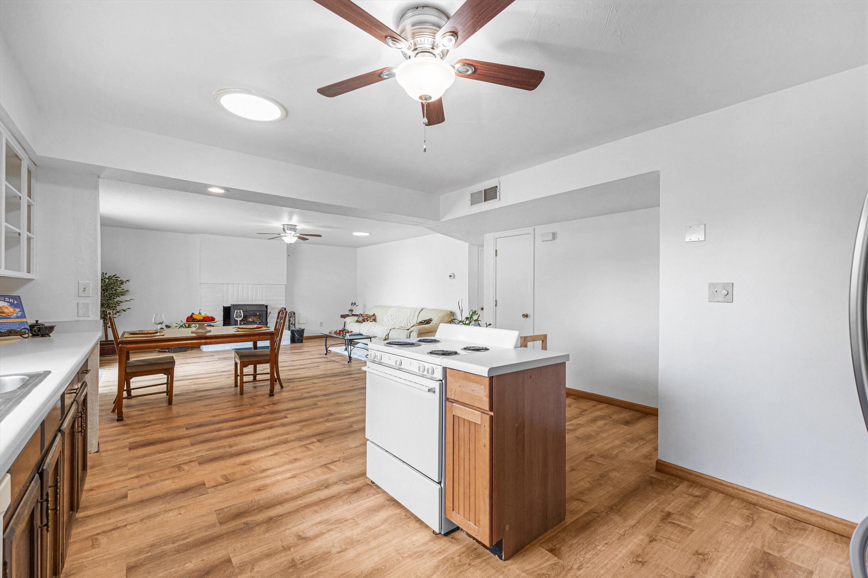 Photo 18 — 7216 Derickson Avenue NE