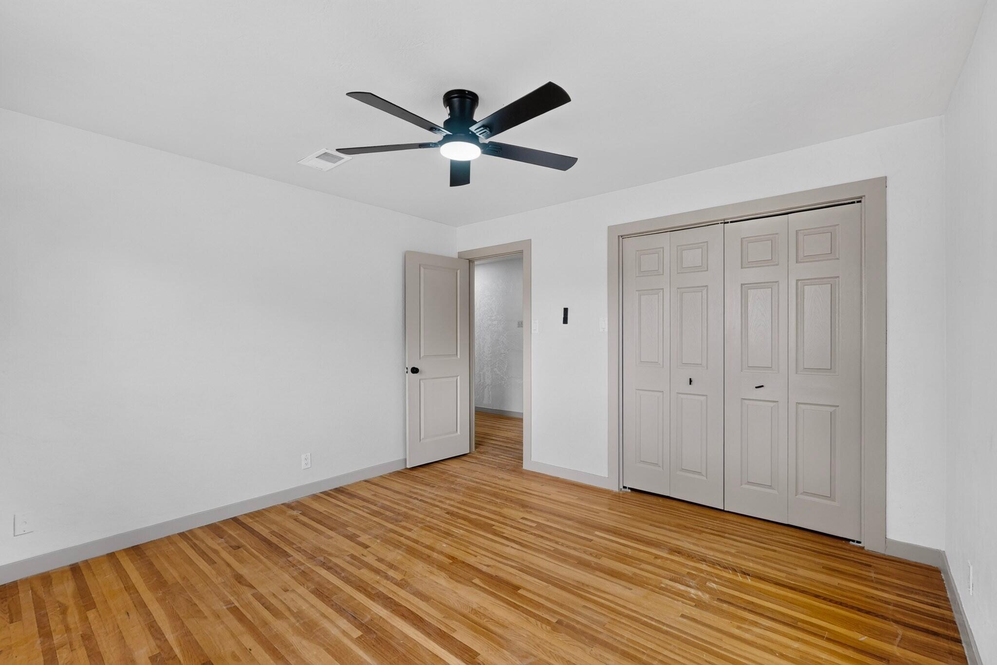 Photo 4 — 421 N La Veta Drive NE