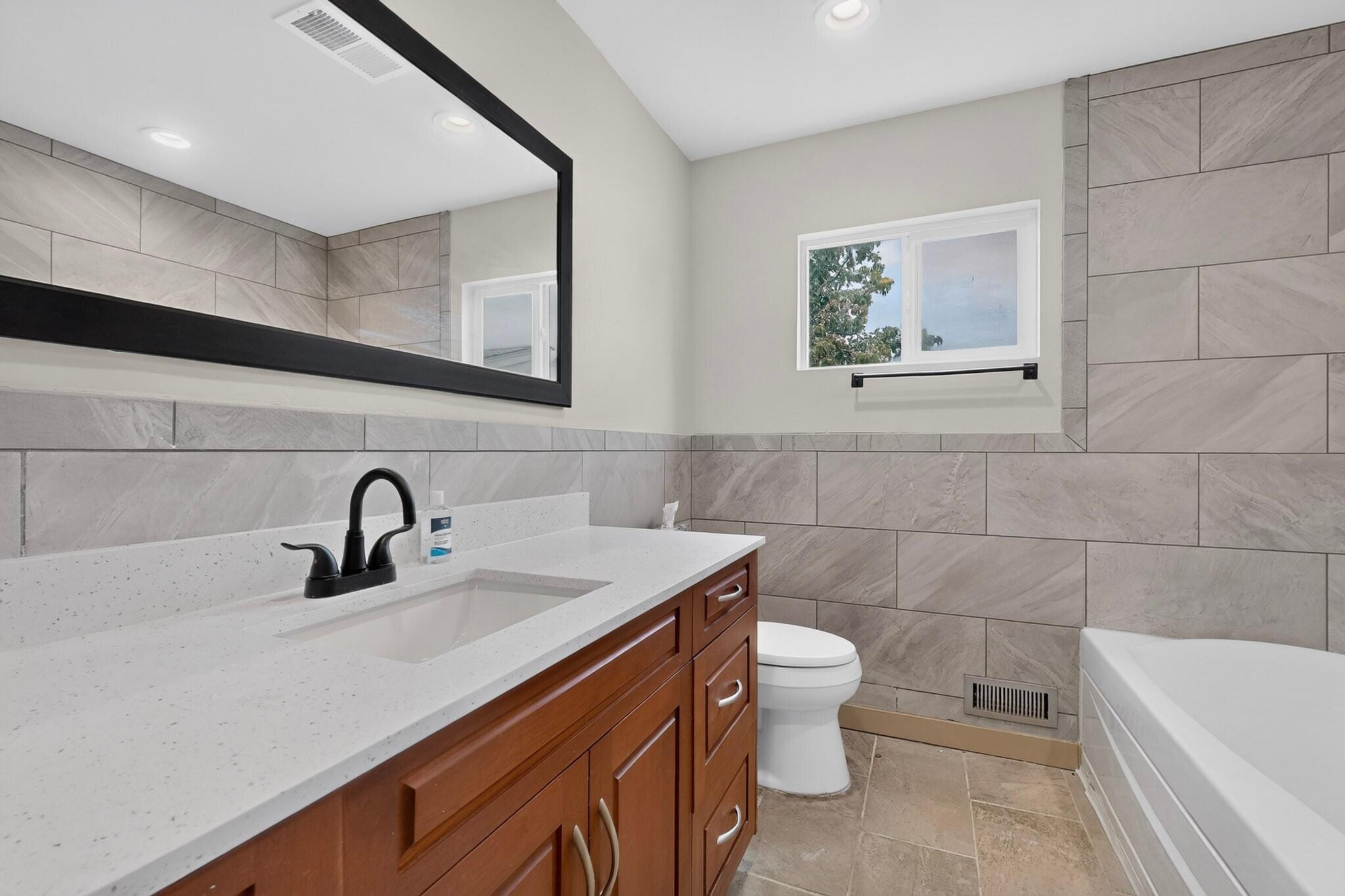 Photo 5 — 421 N La Veta Drive NE