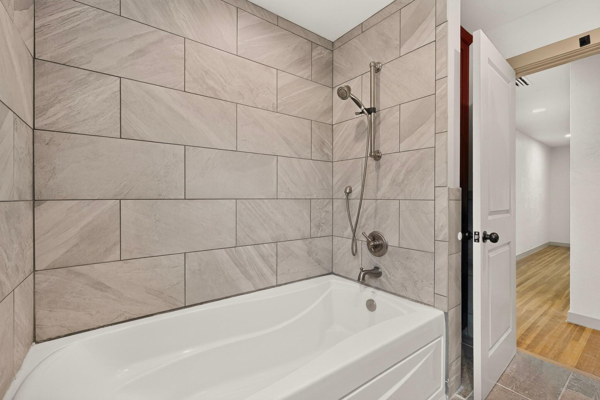 Photo 7 — 421 N La Veta Drive NE