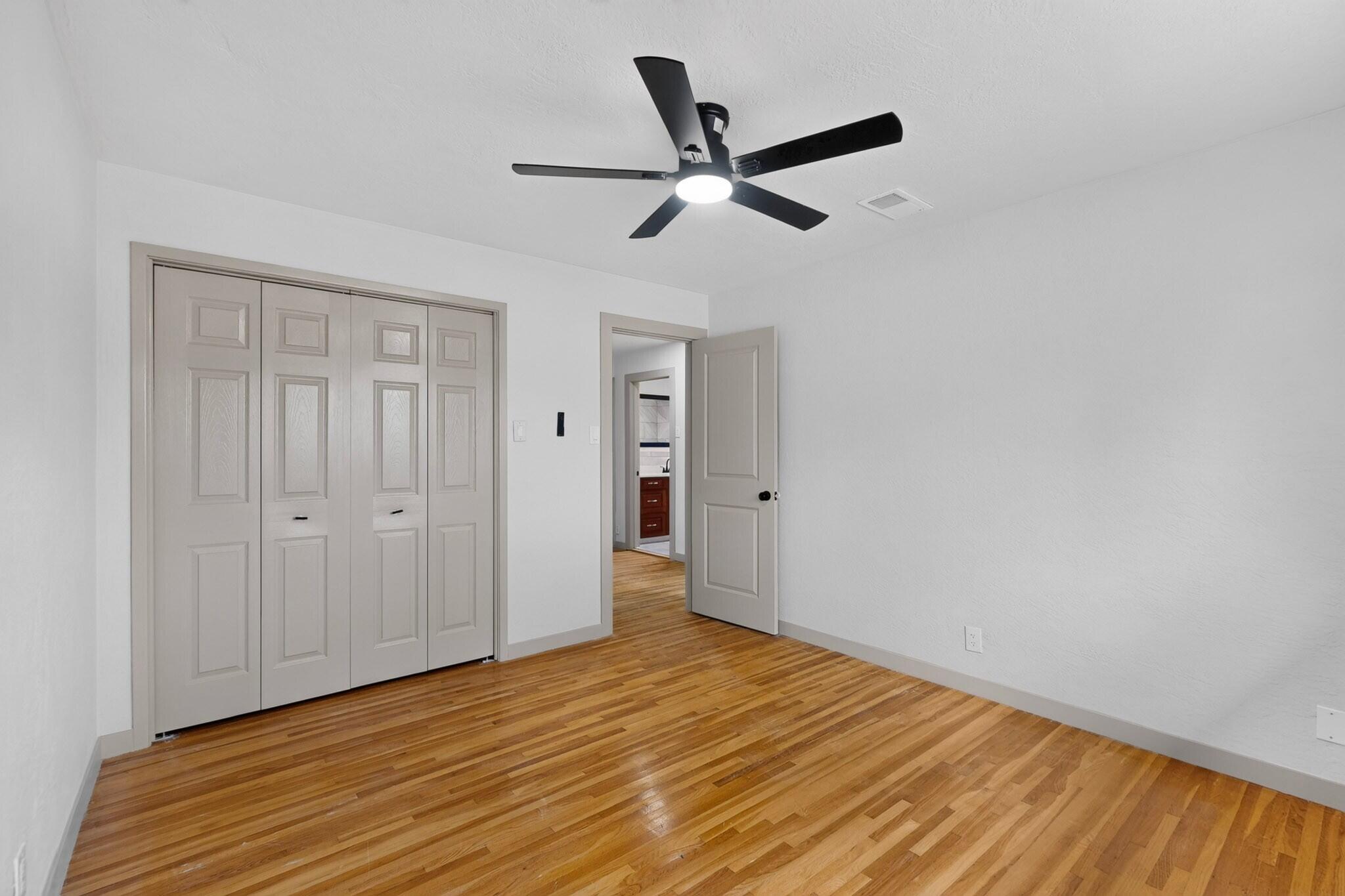 Photo 9 — 421 N La Veta Drive NE