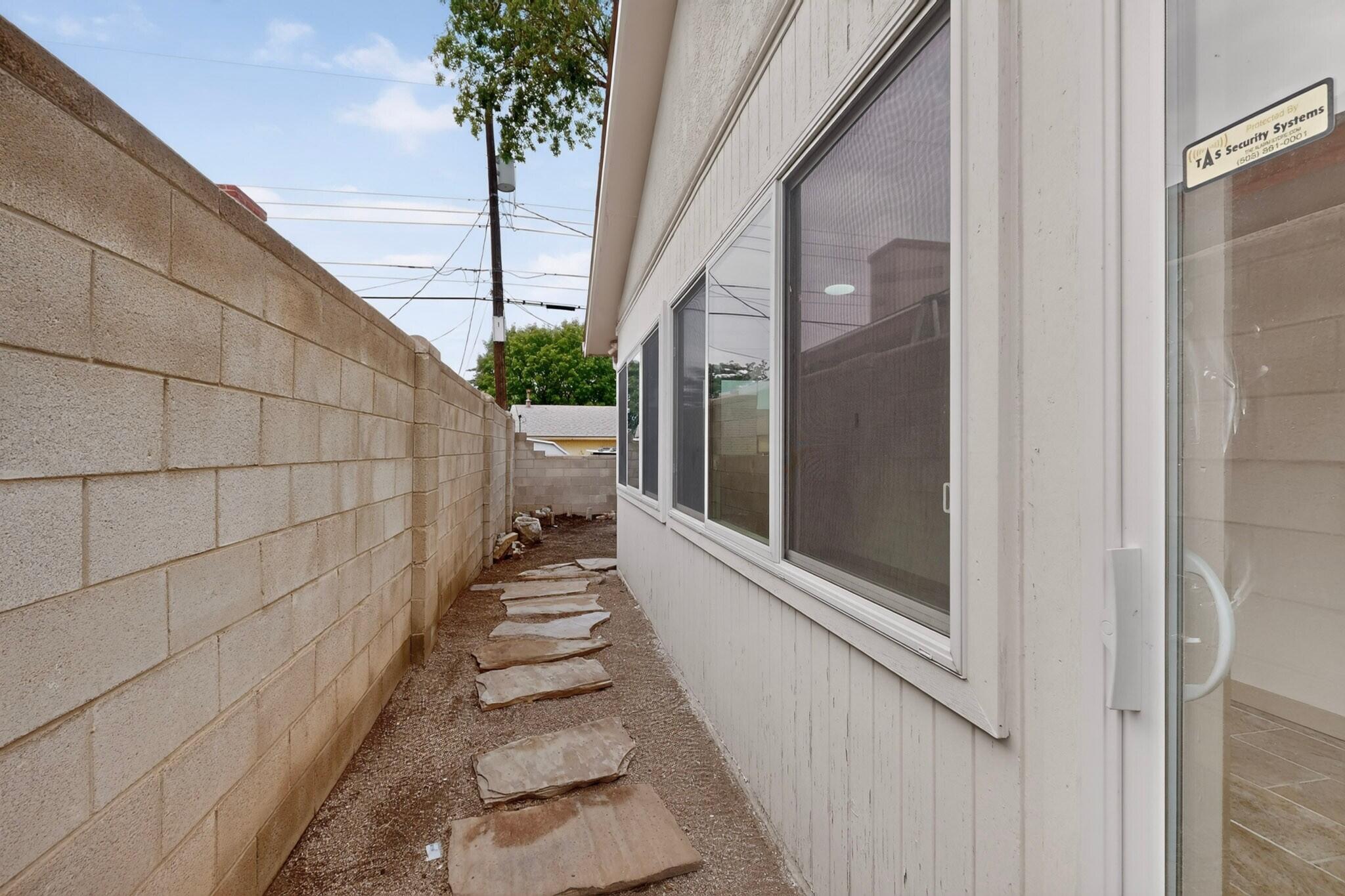 Photo 19 — 421 N La Veta Drive NE