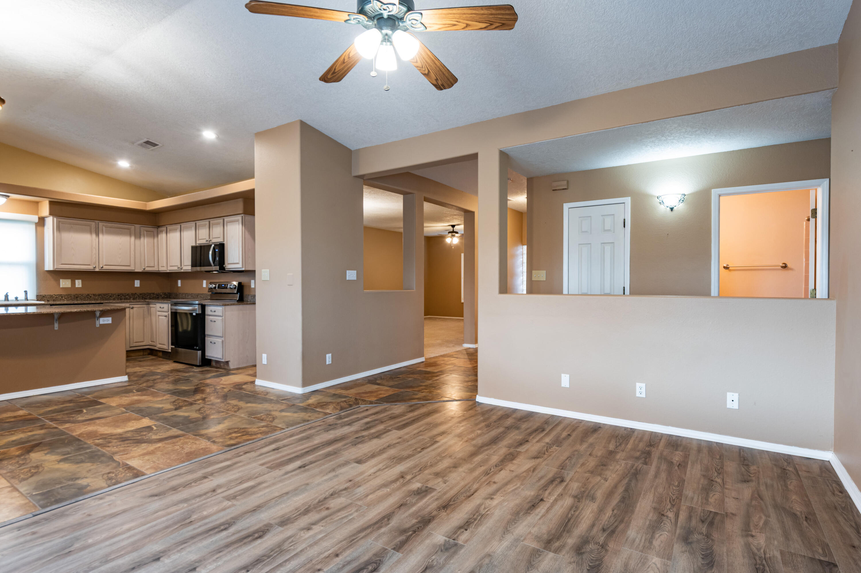 Photo 6 — 6921 Glen Hills Drive NE