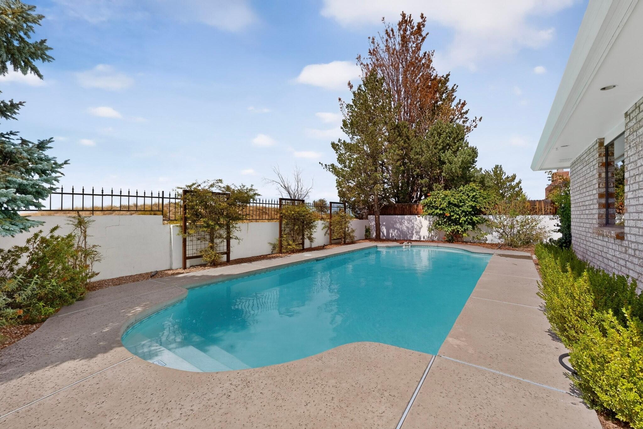 Photo 2 — 705 Navarra Way SE