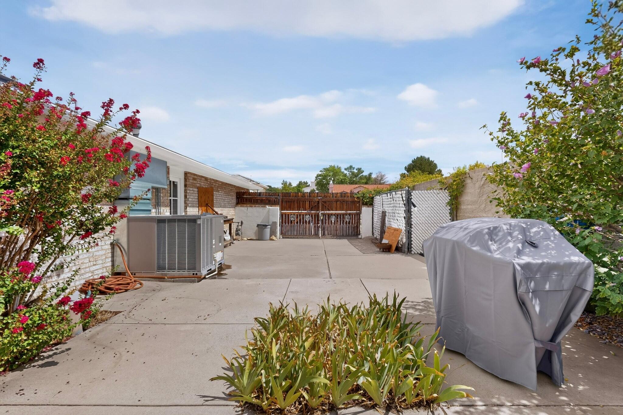 Photo 3 — 705 Navarra Way SE