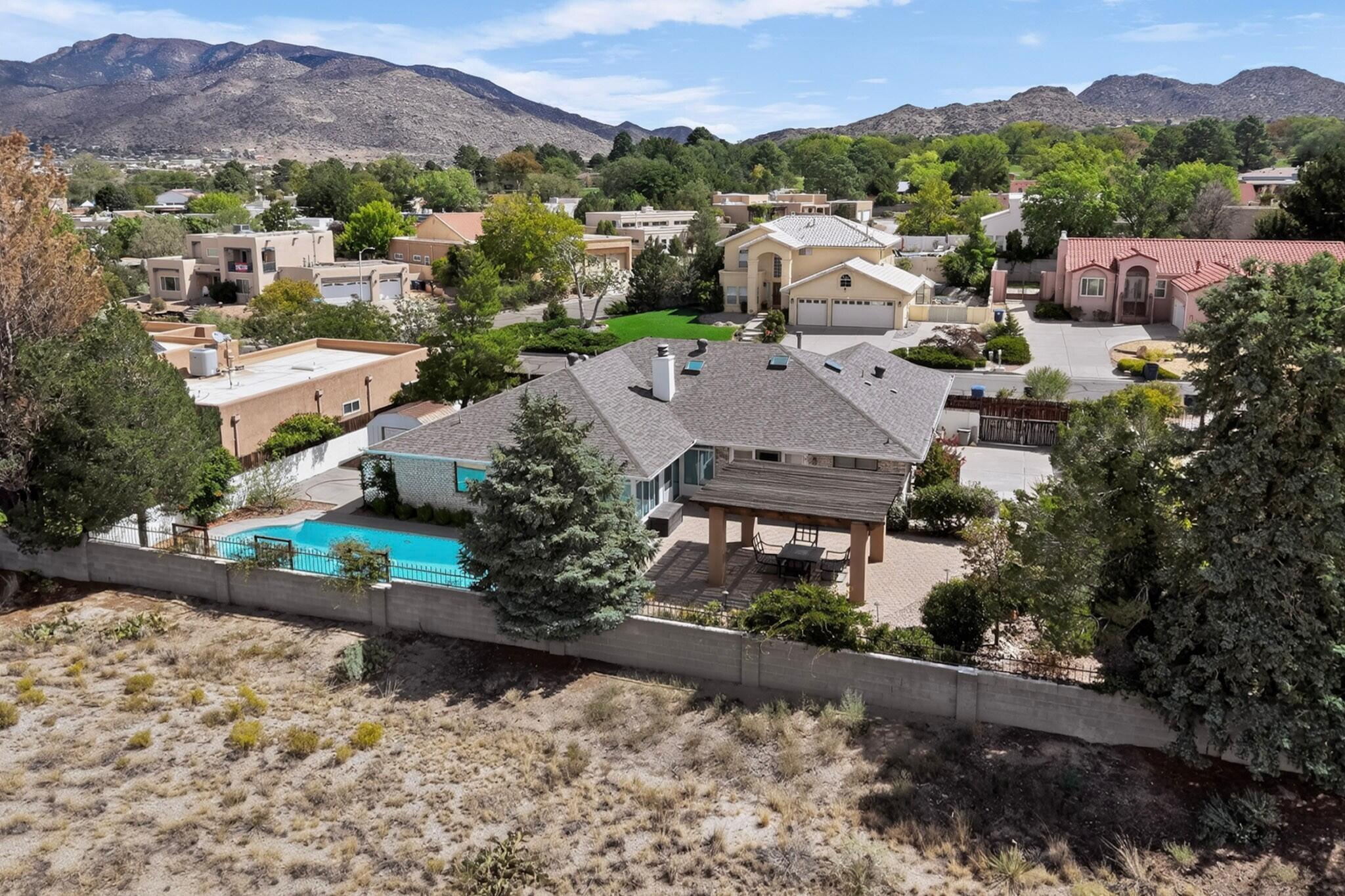 Photo 10 — 705 Navarra Way SE