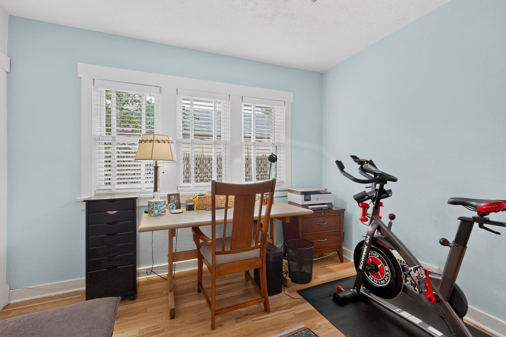 Photo 19 — 405 Amherst Drive NE