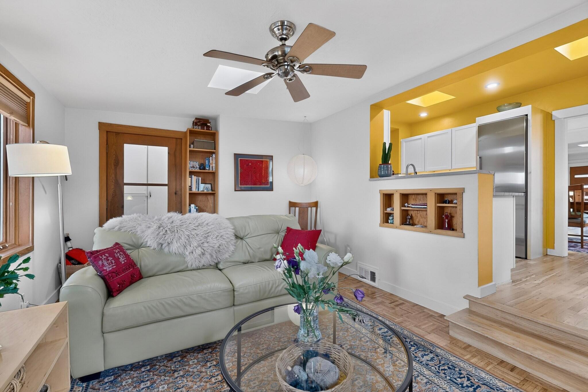 Photo 16 — 405 Amherst Drive NE