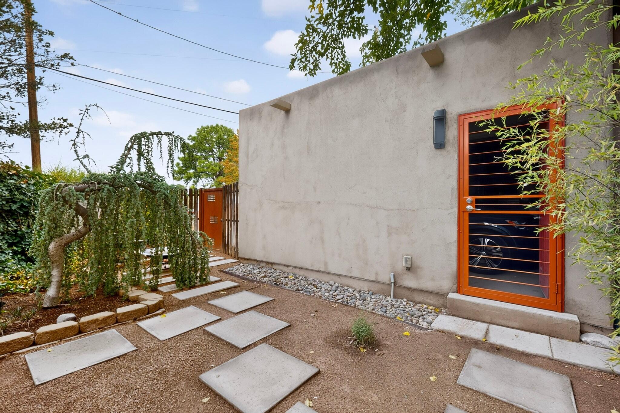 Photo 7 — 405 Amherst Drive NE