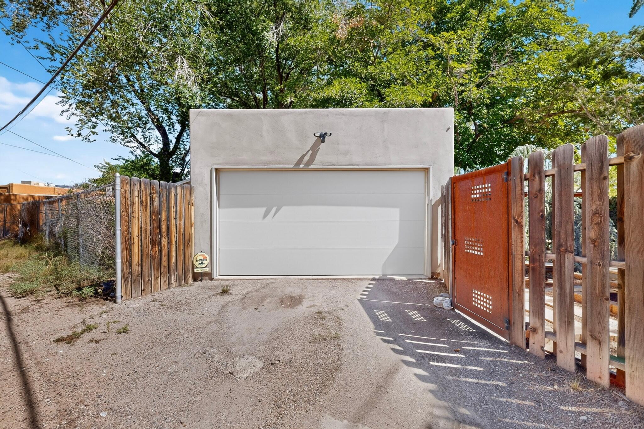 Photo 6 — 405 Amherst Drive NE