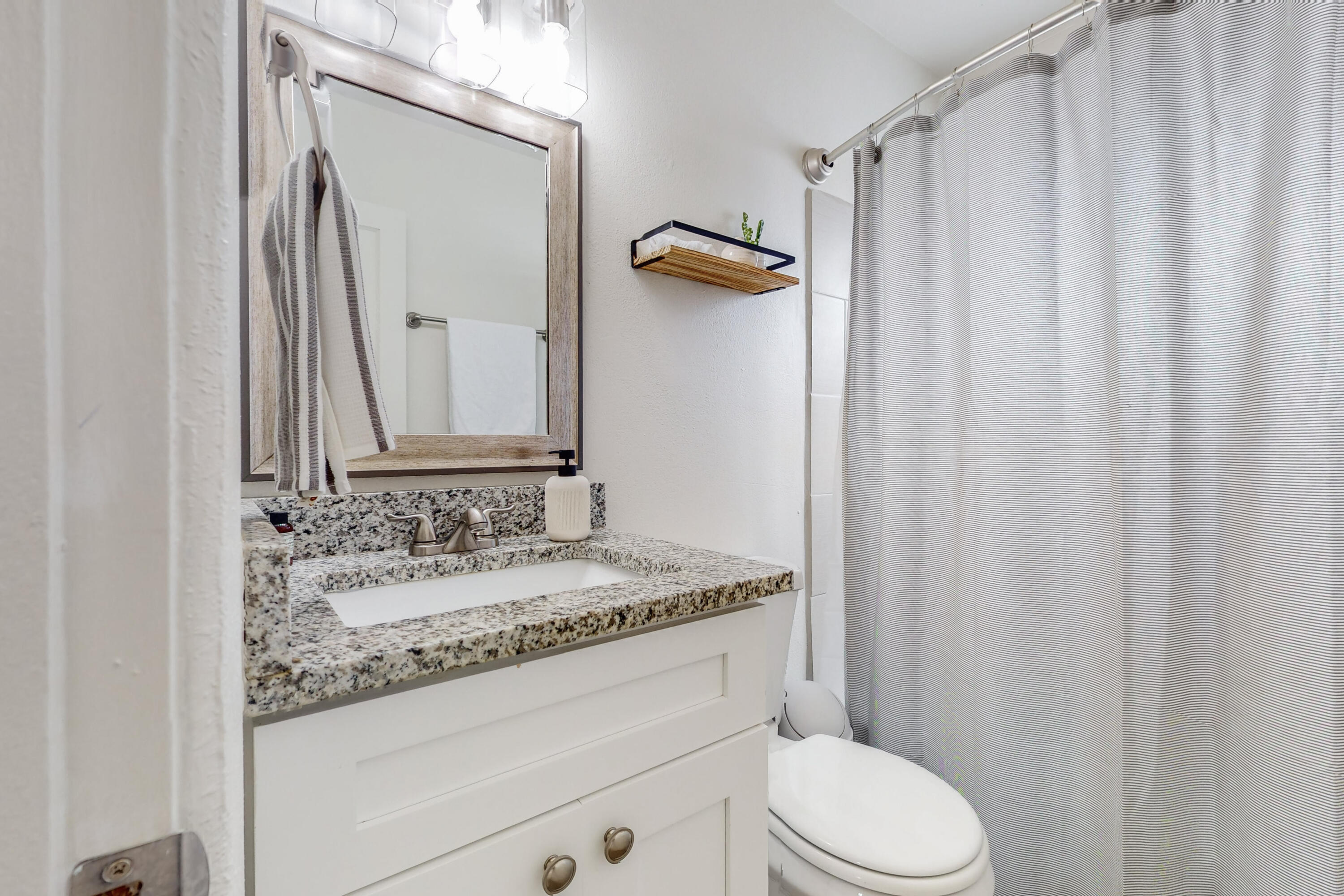 Photo 2 — 527 Gene Avenue NW