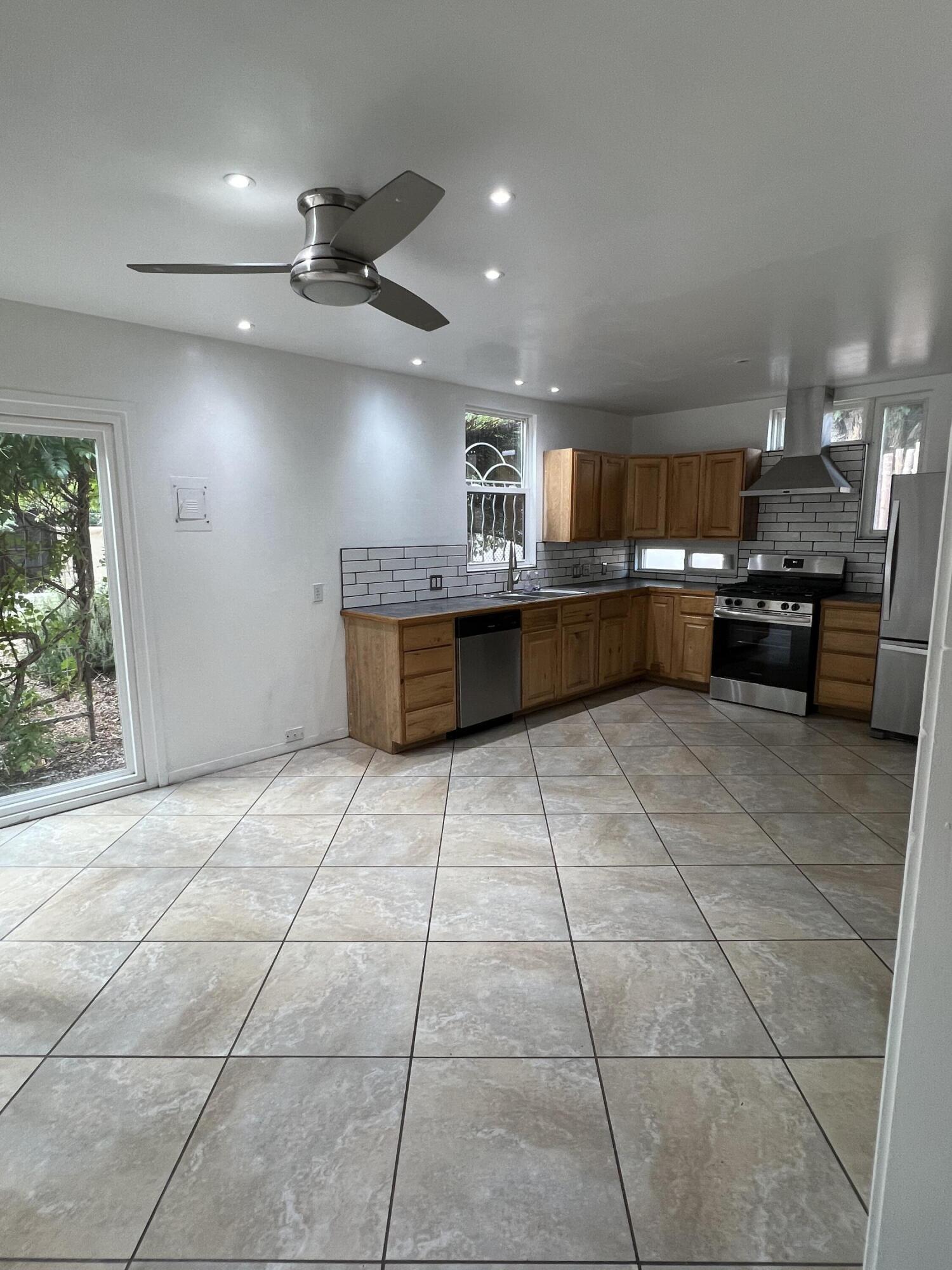 Photo 9 — 925 Quincy Street NE